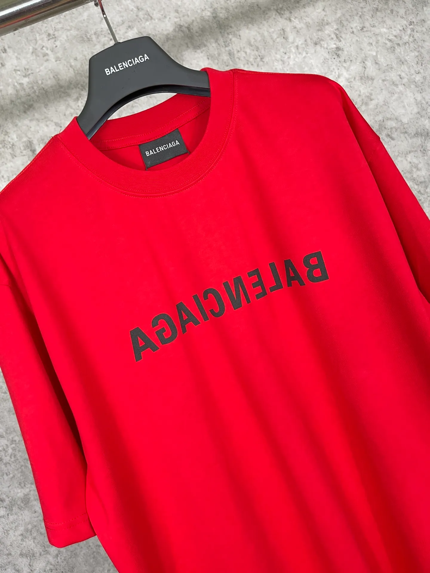 🅿️166 Real photos [Top version. Official website quality] BALENCI*GA/Paris BALENCI*GA# 2023 spring and summer new style, front-print reverse mirror LOGO short-sleeved T-shirt. 2023 spring and summer new product. Brick cabinet synchronization. The fabric is made of Paris ZP custom-woven and dyed 100% cotton double yarn compact cotton. The weight is 260 grams, the cloth surface is clean. The cloth pattern is clear. Soft and comfortable. Good color fastness. Not easy to change color. The threads are woven and dyed with no color difference. The printing uses imported environmentally friendly rubber paddles, precision stencils, fine LOGO letters, clear letters, no burrs, and a three-dimensional effect. Restore brick cabinet. The version adopts OS loose shoulder version. Same style for men and women. Code: BL223081 Color: black, light gray, red. Size: XS to L