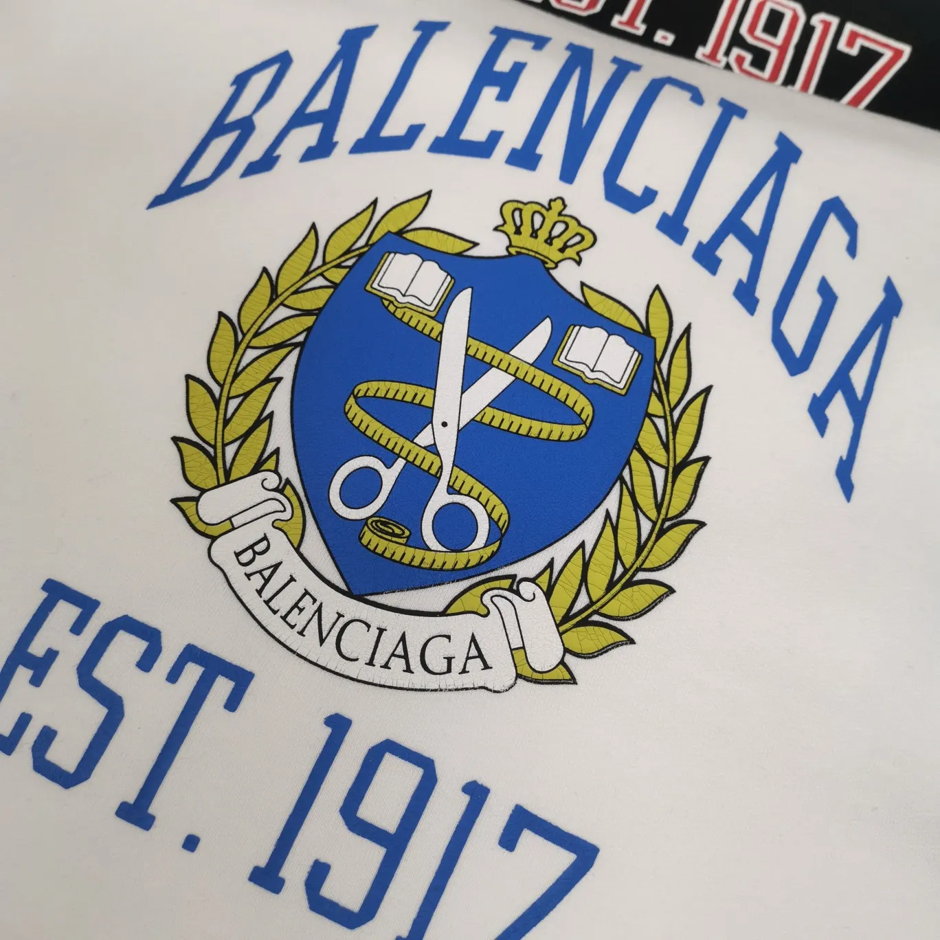 The top tested version of Balenciaga logo printed EST 1917 knitted T-shirt 2022 new style autumn and winter hoodie sweatshirt for men and women couples. The process adopts Kangli printing cracking effect. This crack is not a line pattern, but a three-dimensional burst pattern. How many versions on the market are based on pictures? Just make pictures, not craftsmanship? Without a version, it would be impossible to create the original flavor, and it would be almost pointless to brag! The front panel printing glue bursting effect uses imported transparent slurry to scrape the bottom to make the printing bursting feel uniform. (PS: If this process is missing, the printing will easily fall off in large areas after cracking) The fabric is made of 520g composite crystal velvet fabric, which is full of drape, loose and good on the skin. Color: black white Size: XS-L (maximum wear: 230 pounds) P:490
