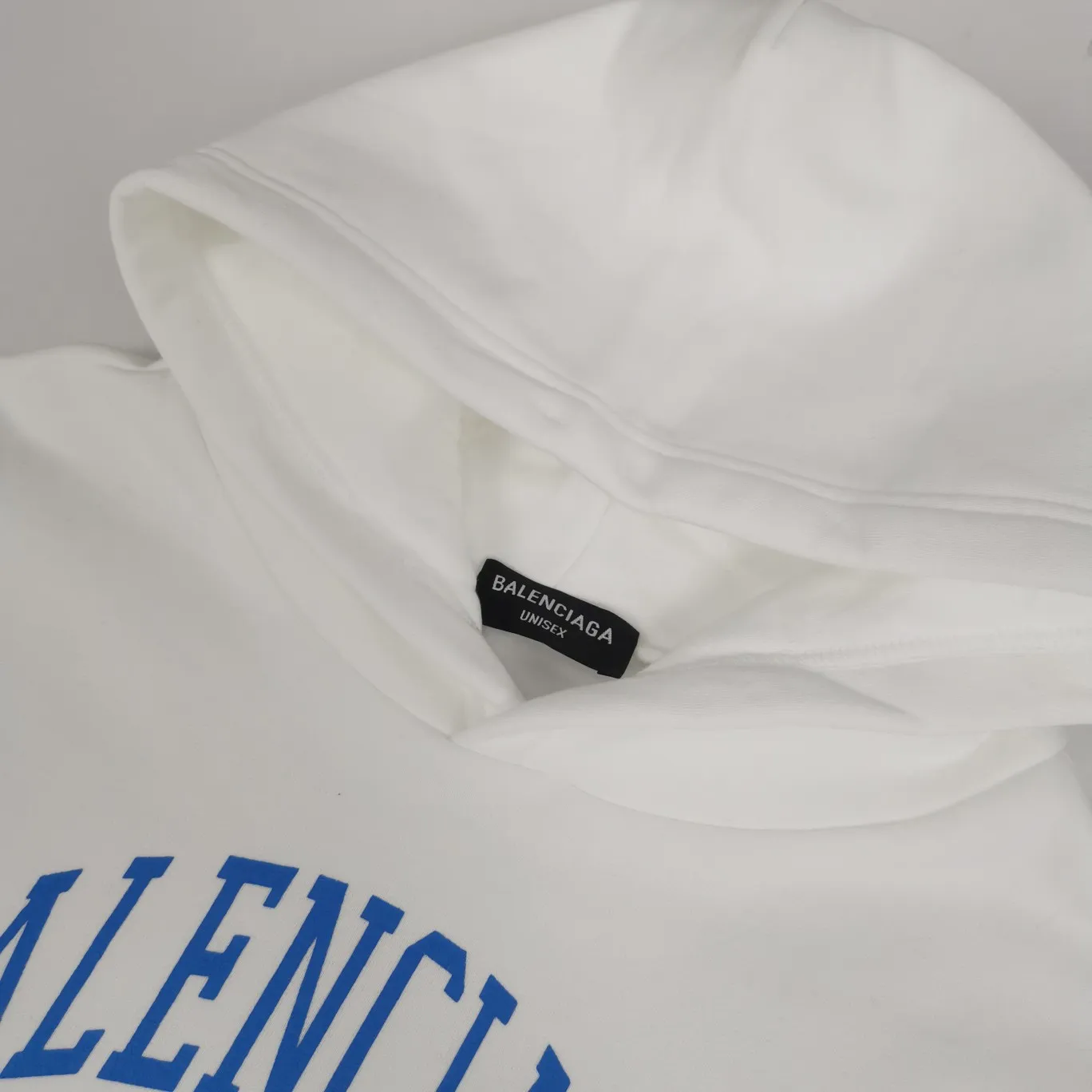 The top tested version of Balenciaga logo printed EST 1917 knitted T-shirt 2022 new style autumn and winter hoodie sweatshirt for men and women couples. The process adopts Kangli printing cracking effect. This crack is not a line pattern, but a three-dimensional burst pattern. How many versions on the market are based on pictures? Just make pictures, not craftsmanship? Without a version, it would be impossible to create the original flavor, and it would be almost pointless to brag! The front panel printing glue bursting effect uses imported transparent slurry to scrape the bottom to make the printing bursting feel uniform. (PS: If this process is missing, the printing will easily fall off in large areas after cracking) The fabric is made of 520g composite crystal velvet fabric, which is full of drape, loose and good on the skin. Color: black white Size: XS-L (maximum wear: 230 pounds) P:490
