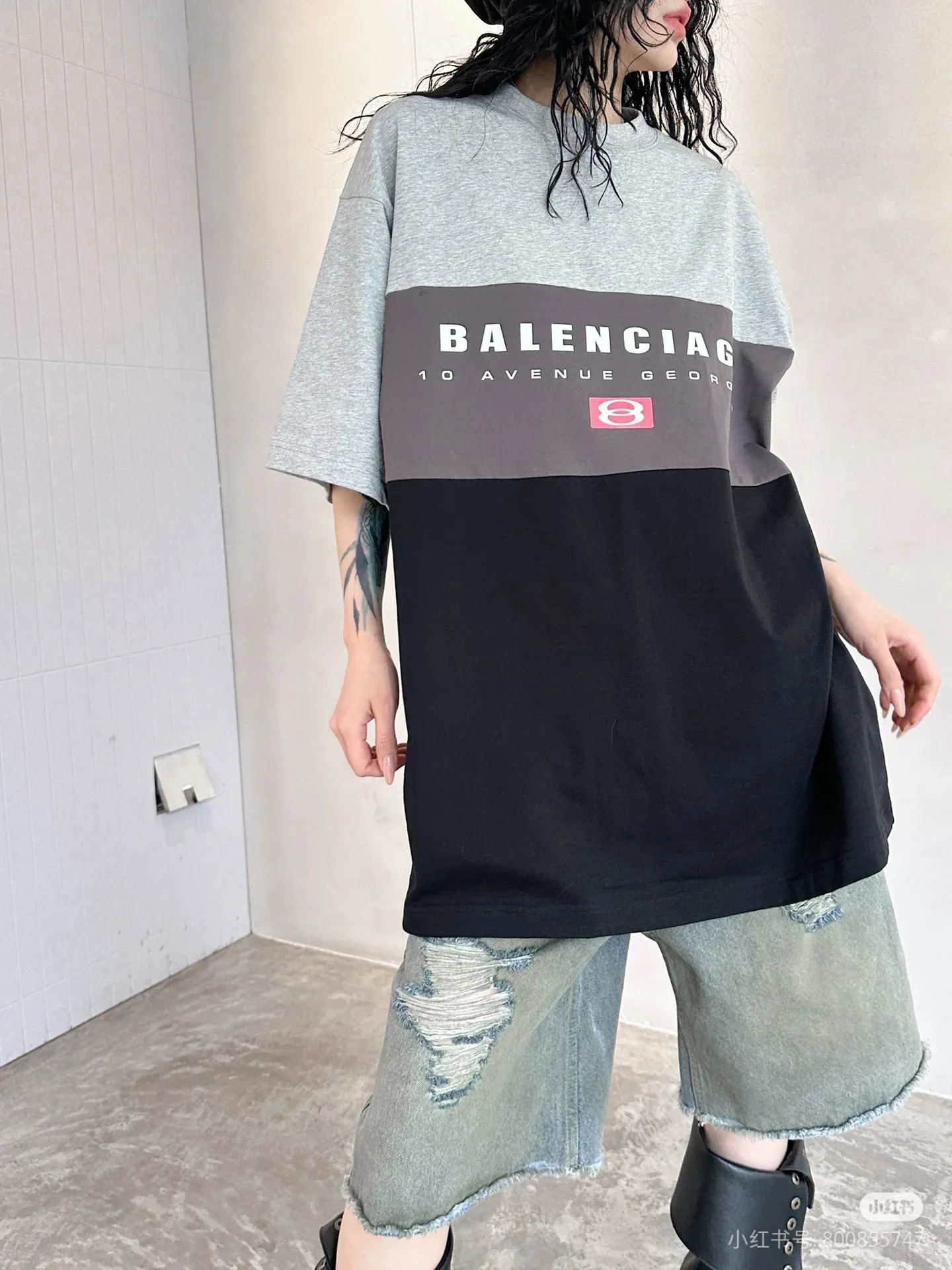 🎀Hot model pictures🎀[Top version. Official website quality] BALENCI*GA/Paris.SS25 latest model. Color splicing series. New LOGO monogram printing. Spliced ​​short-sleeved T-shirt. Brick cabinet synchronization. Genuine development at the first time. The fabric is made of Paris ZP custom-woven and dyed cotton double yarn. Weighing 260 grams, the cloth surface is clean. The cloth pattern is clear, soft and comfortable. The threads are dyed with no color difference. The printing is made of environmentally friendly imported materials. The letters are clear and the effect is three-dimensional. The version adopts OS loose shoulder design. Same style for men and women. Color: black and gray. Size: XS S M L P: 280