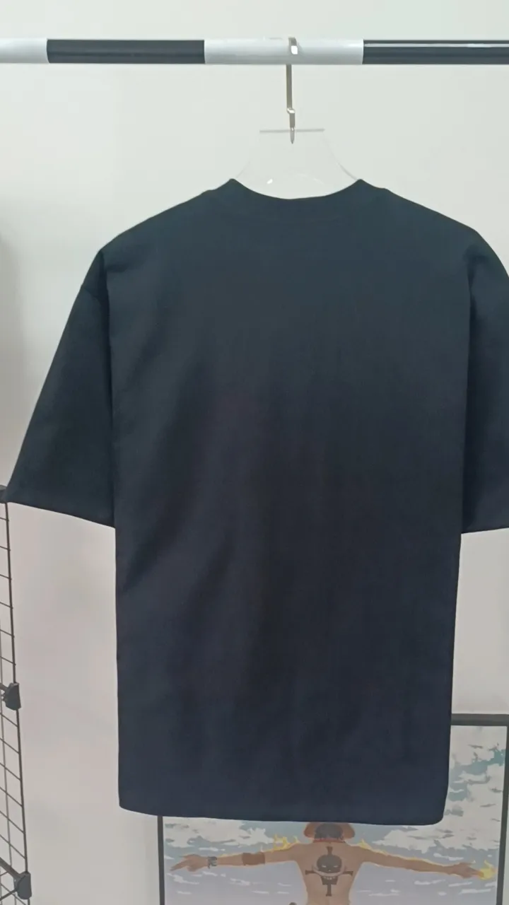 Real shot video on the back————The top tested version of Balenciaga/Balenciaga 2023ss spring new BB lock letter embroidered round neck pullover T-shirt. The appearance of B’s single product is of course outstanding. It will definitely attract attention when paired with a couple’s style! Fashionable, relaxed and stylish, the atmosphere suddenly fills up~ It is made of 280g double-ply double-yarn plain cotton loose fabric. Good fabrics give us the intuitive feeling that they are high-end, comfortable, soft, delicate and sinewy. Even if you don’t understand fabrics, the touch can give you a new feeling! The design is also really eye-catching. The co-branded print makes the overall look simple and elegant, high-end and fashionable ~ The BB lock letter embroidery design on the chest breaks the boring and boring design of previous years and makes it more youthful and fashionable, adding a trendy style that keeps pace with the times! An item with obvious high street style, OS loose fit cutting design, and the upper body is very durable. This short-sleeved shirt can definitely add a lot of color to your outfit, and also provide you with more charm and temptation in your daily life. Size: XS-L Color: black, off-white P:240