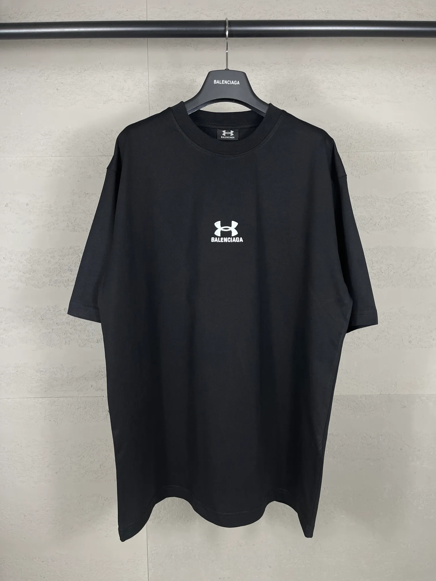 🅿️186 Real photos [Top version. Official website quality] BALENCI*GA/Paris joint Under Armor front and rear embroidered short-sleeved T-shirt # SS24 latest model. Research and development at the first time, different market currencies. Comparisons welcome. The fabric is made of Paris ZP custom-woven and dyed cotton double yarn. Weighing 260 grams, the cloth surface is clean. The cloth pattern is clear, soft and comfortable. The threads are dyed with no color difference. The classic LOGO pattern embroidery is embroidered by Tajima imported machine. The letters are clear, three-dimensional and without burrs. Jubie market produces pictures based on pictures. Welcome to compare. The version adopts OS loose shoulder design. Same style for men and women. Code: BL223372 Color: black, red, size: XS S M L