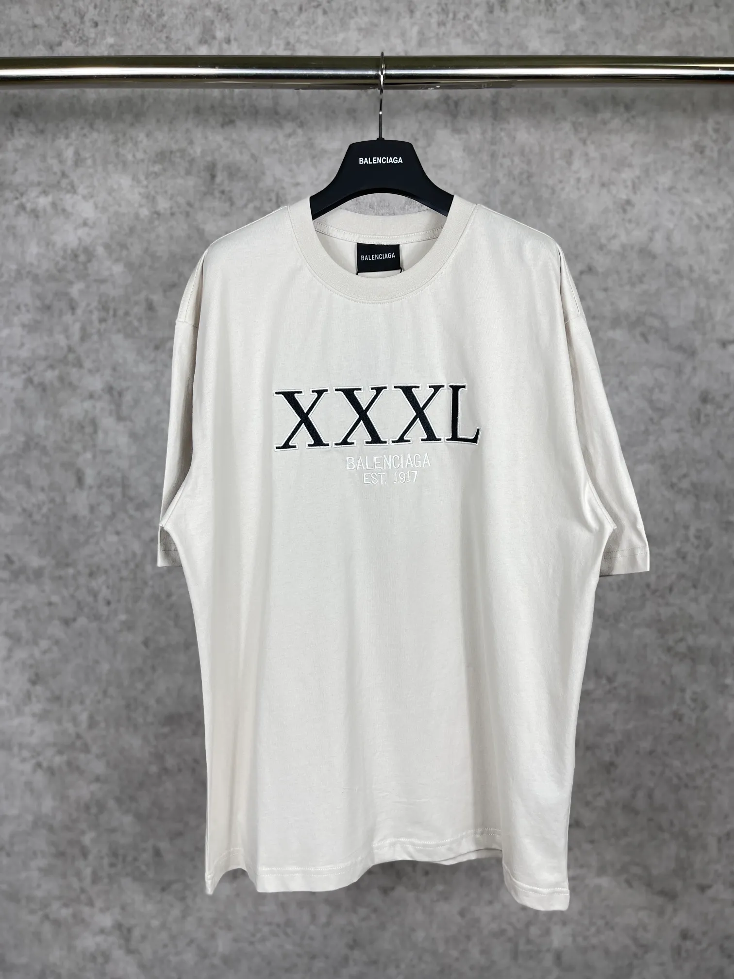 🅿️174 Real photos [Top version. Official website quality] BALENCI*GA/Paris #XXXL embroidered short-sleeved T-shirt# The fabric is made of Paris ZP custom-woven and dyed cotton double yarn. Weighing 260 grams, the cloth surface is clean. The cloth pattern is clear, soft and comfortable. The color fastness is good. It is not easy to change color. The threads are dyed with no color difference. The classic pattern embroidery uses an imported embroidery machine, and the embroidery thread color is based on the original color. It is produced based on the pictures in the Jubie market. The letters are clear. The three-dimensional effect is strong. The embroidery is precise. The version adopts OS loose shoulder design. Same style for men and women. Code: BL223009 Color: Lime, washed black Size: XS S M L