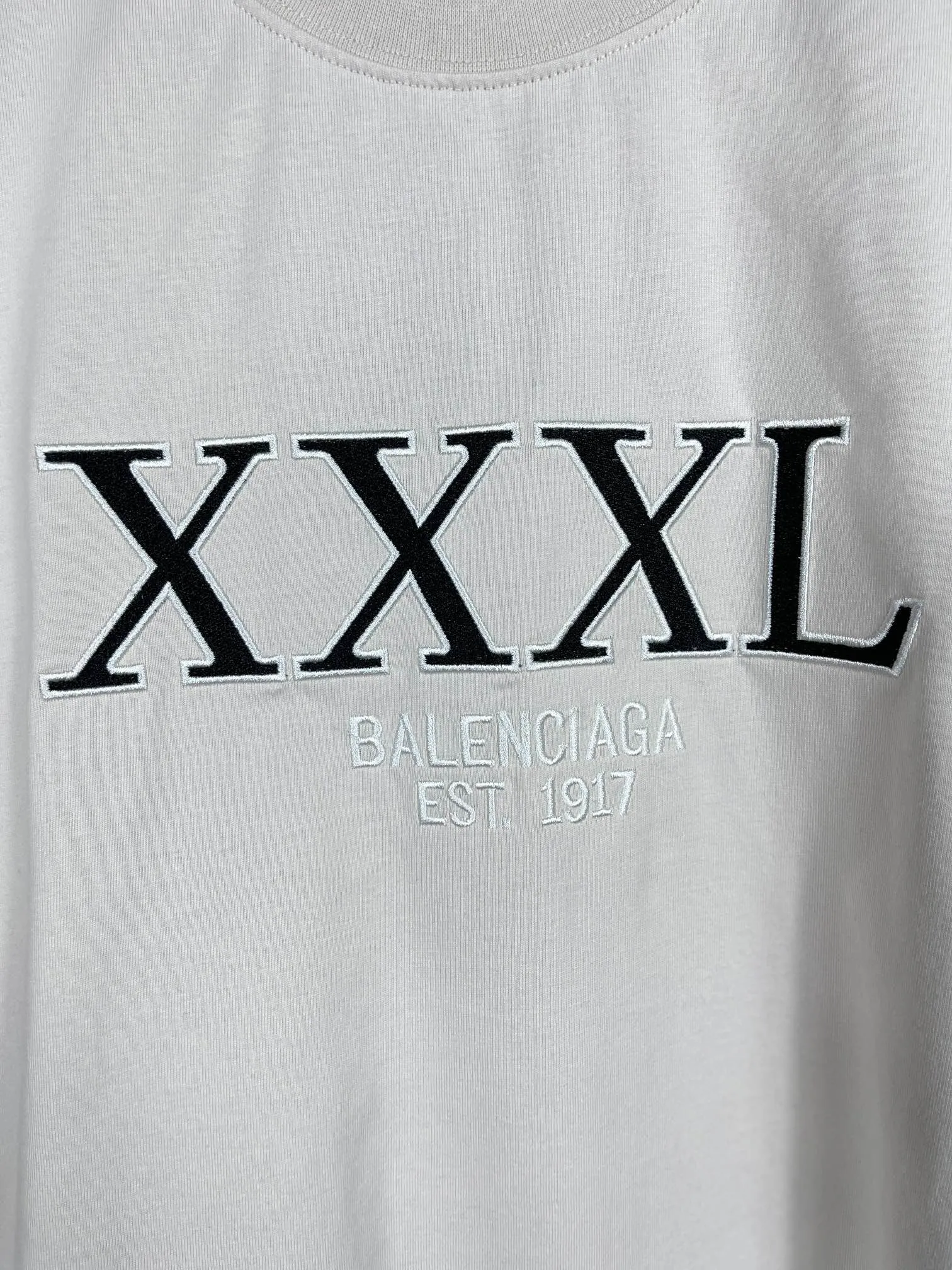 🅿️174 Real photos [Top version. Official website quality] BALENCI*GA/Paris #XXXL embroidered short-sleeved T-shirt# The fabric is made of Paris ZP custom-woven and dyed cotton double yarn. Weighing 260 grams, the cloth surface is clean. The cloth pattern is clear, soft and comfortable. The color fastness is good. It is not easy to change color. The threads are dyed with no color difference. The classic pattern embroidery uses an imported embroidery machine, and the embroidery thread color is based on the original color. It is produced based on the pictures in the Jubie market. The letters are clear. The three-dimensional effect is strong. The embroidery is precise. The version adopts OS loose shoulder design. Same style for men and women. Code: BL223009 Color: Lime, washed black Size: XS S M L