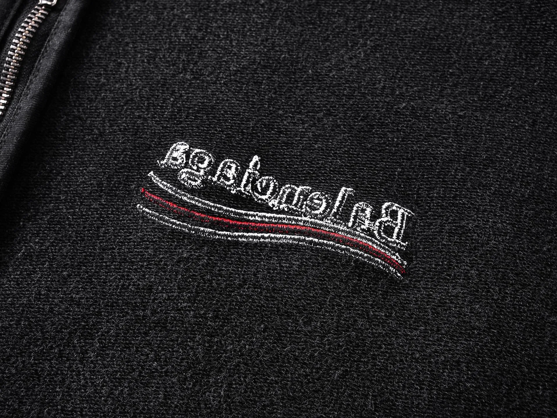 🅿️380 real photos [Top version. Official website quality] BALENCI*GA/Paris #2025 new style classic Coke wave spray LOGO embroidery on the reverse, washed, distressed and worn hooded sweatshirt. The ready-made garments are stitched on the reverse side and washed, with a full sense of design. Comparisons are welcome. The fabric is made of Paris ZP custom-woven and dyed cotton sweatshirts. Weighing 460 grams, the cloth surface is clean. The cloth pattern is clear, soft and comfortable. The threads are dyed with no color difference. The classic letter LOGO is embroidered on the reverse using an imported Tajima embroidery machine. The effect is three-dimensional. Restore brick cabinet, adopt OS loose shoulder style. Same style for men and women. Code: BL259916 Color: washed black, size: XS S M L