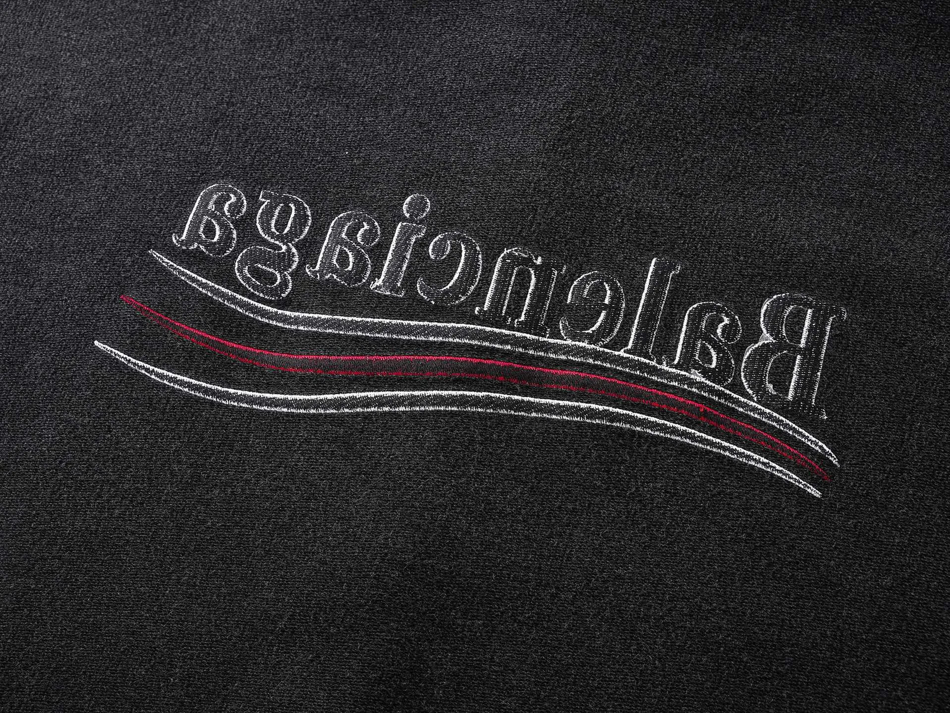 🅿️380 real photos [Top version. Official website quality] BALENCI*GA/Paris #2025 new style classic Coke wave spray LOGO embroidery on the reverse, washed, distressed and worn hooded sweatshirt. The ready-made garments are stitched on the reverse side and washed, with a full sense of design. Comparisons are welcome. The fabric is made of Paris ZP custom-woven and dyed cotton sweatshirts. Weighing 460 grams, the cloth surface is clean. The cloth pattern is clear, soft and comfortable. The threads are dyed with no color difference. The classic letter LOGO is embroidered on the reverse using an imported Tajima embroidery machine. The effect is three-dimensional. Restore brick cabinet, adopt OS loose shoulder style. Same style for men and women. Code: BL259916 Color: washed black, size: XS S M L