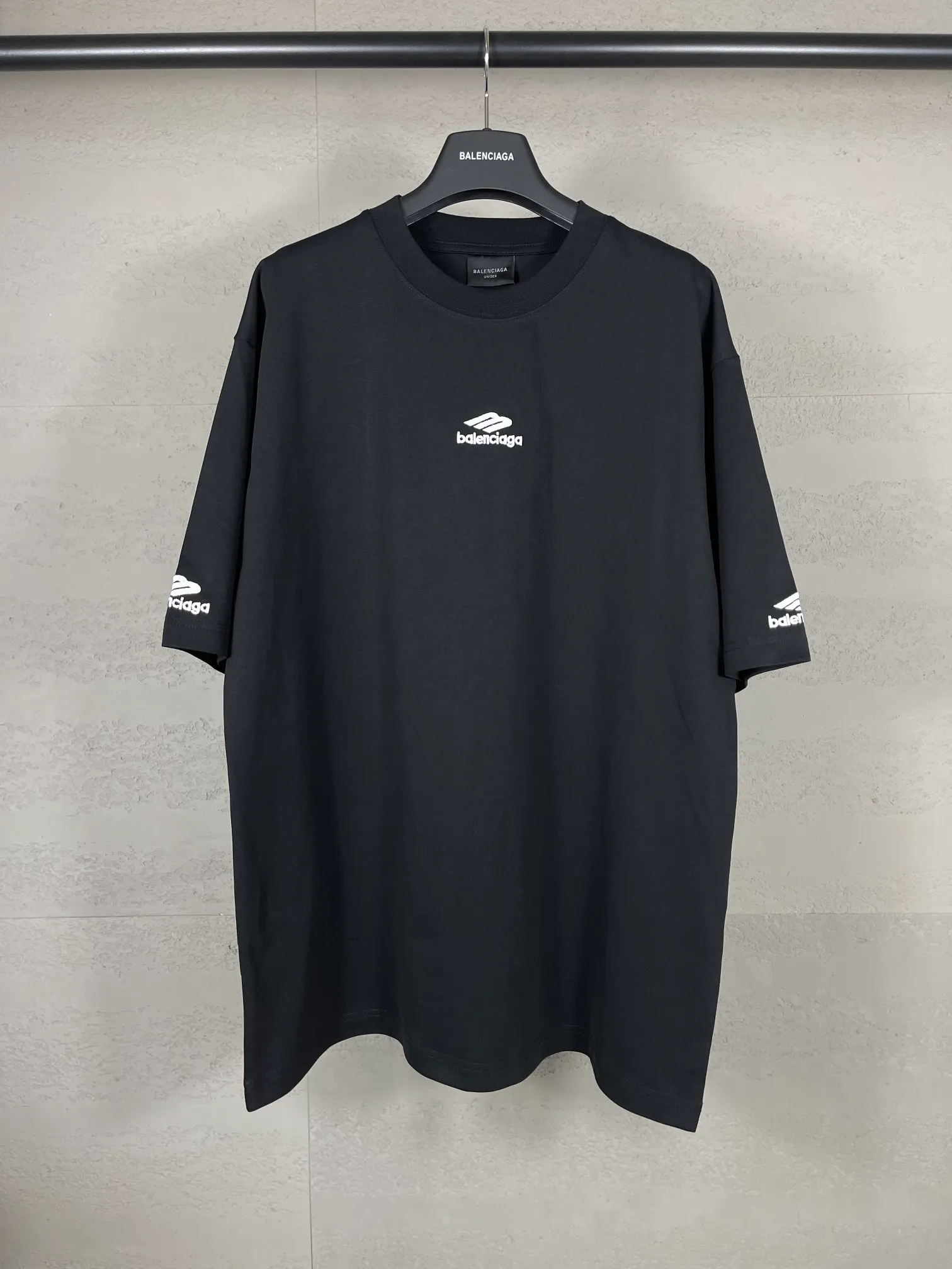 🅿️174 Real photos [Top version. Official website quality] BALENCI*GA/Paris BALENCI*GA# New model, 2025 new ski series 3B classic LOGO, short-sleeved T-shirt with micro-label embroidery on the left and right cuffs of the chest. Brick cabinet synchronization. Welcome to compare. The fabric is made of Paris ZP custom-woven and dyed 100% cotton double-yarn compact cotton. The weight is 260 grams. The cloth surface is clean. The cloth pattern is clear. It is soft and comfortable. It has good color fastness and is not easy to change color. The threads are woven and dyed with no color difference. The embroidery is done using a Tajima embroidery machine, and the letters are three-dimensional. Comparisons welcome. Restore brick cabinet. The version adopts OS loose shoulder version. Same style for men and women. Code: BL223612 Color: black, white Size: XS S M L