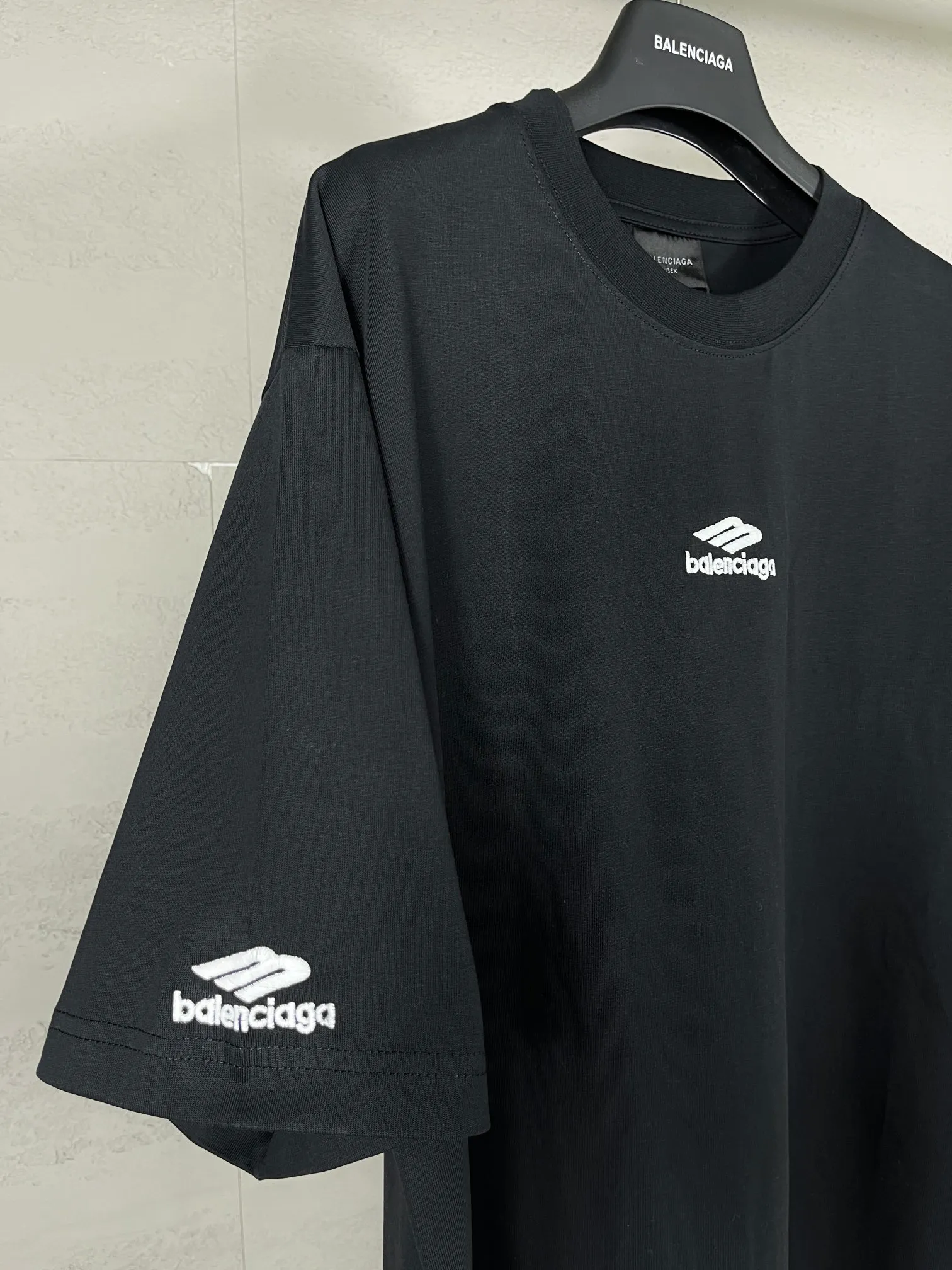 🅿️174 Real photos [Top version. Official website quality] BALENCI*GA/Paris BALENCI*GA# New model, 2025 new ski series 3B classic LOGO, short-sleeved T-shirt with micro-label embroidery on the left and right cuffs of the chest. Brick cabinet synchronization. Welcome to compare. The fabric is made of Paris ZP custom-woven and dyed 100% cotton double-yarn compact cotton. The weight is 260 grams. The cloth surface is clean. The cloth pattern is clear. It is soft and comfortable. It has good color fastness and is not easy to change color. The threads are woven and dyed with no color difference. The embroidery is done using a Tajima embroidery machine, and the letters are three-dimensional. Comparisons welcome. Restore brick cabinet. The version adopts OS loose shoulder version. Same style for men and women. Code: BL223612 Color: black, white Size: XS S M L