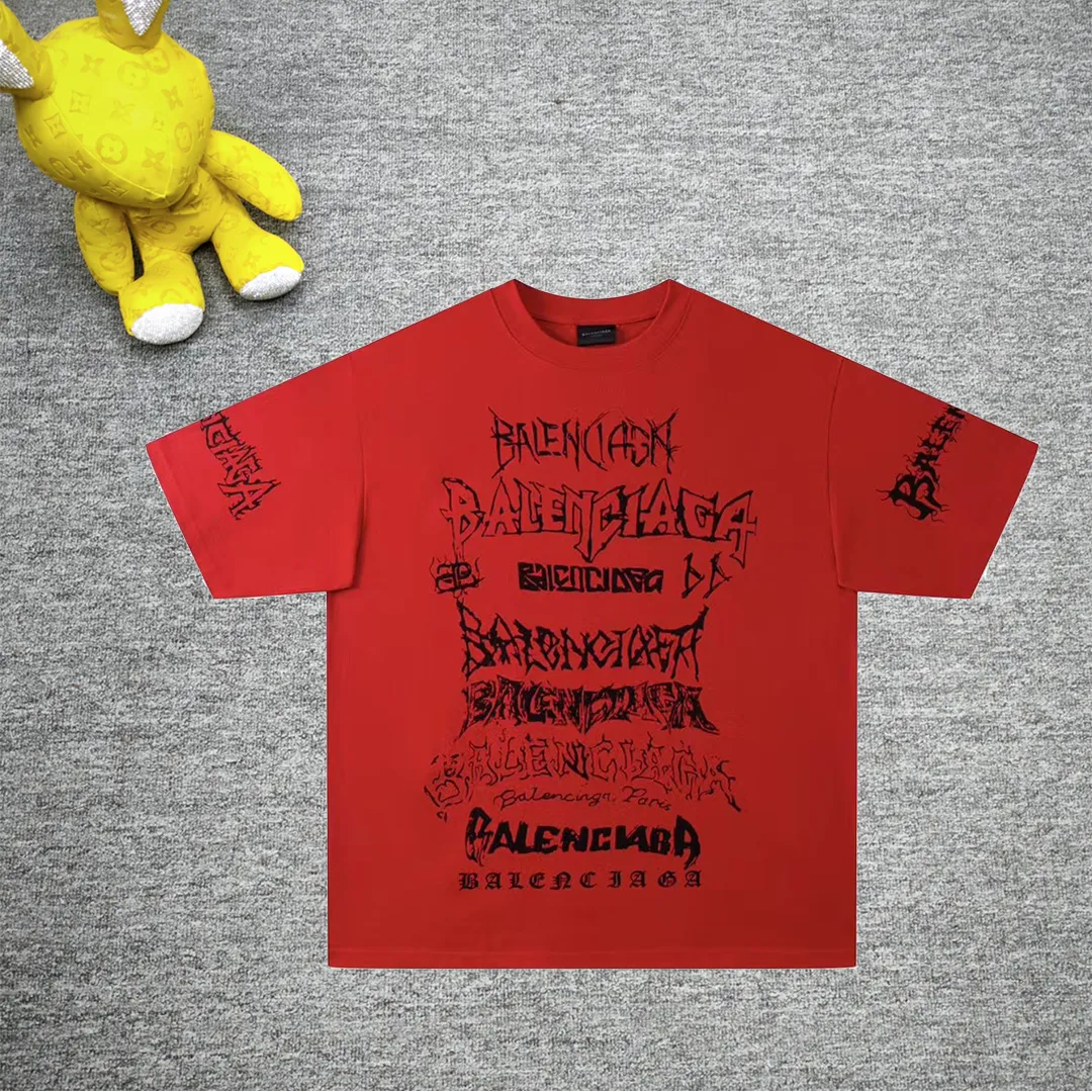 The top proven version of Balenciaga/Balenciaga 24SS Year of the Dragon hand-painted graffiti logo fully printed short-sleeved T-shirt everyone has been waiting for! The Year of the Dragon limited edition is finally available! The fabric is made of 16-count single combed compact spun 250g thickened plain weave fabric, washed and dyed on the panel. The front and rear left and right sleeve patterns are all made using an elliptical machine direct injection process. After scanning the pattern, the details of the panel are adjusted manually. Then use large cloth to repeatedly adjust the pattern on the board. The printing is delicate and neat. The ready-made garments are washed softly to ensure no shrinkage. Double-pressing technology is used. The pattern part uses graffiti-style Gothic fonts. The pattern effect is fully restored. The double-layer stitching on the back collar is firm and tight. The double-chain on the shoulders is routed. The hem is tight. The fabric is full of drape. The pattern is consistent. Customized and numbered washing. Only every detail is presented to the customer. Color: Chinese Red Size: S-XL P:280