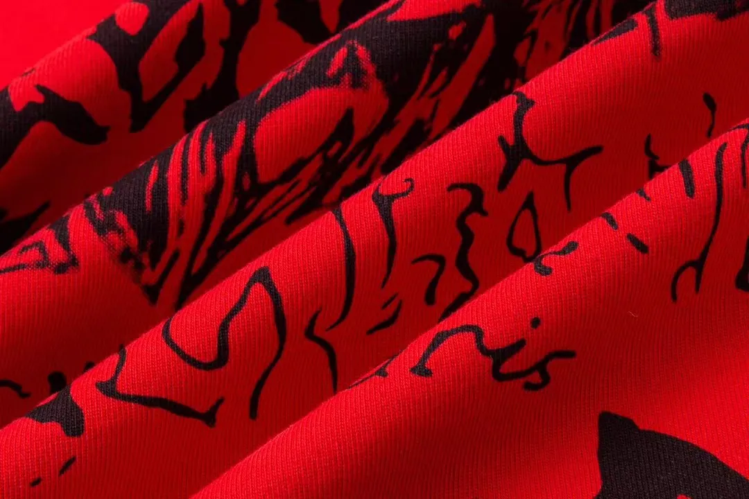 The top proven version of Balenciaga/Balenciaga 24SS Year of the Dragon hand-painted graffiti logo fully printed short-sleeved T-shirt everyone has been waiting for! The Year of the Dragon limited edition is finally available! The fabric is made of 16-count single combed compact spun 250g thickened plain weave fabric, washed and dyed on the panel. The front and rear left and right sleeve patterns are all made using an elliptical machine direct injection process. After scanning the pattern, the details of the panel are adjusted manually. Then use large cloth to repeatedly adjust the pattern on the board. The printing is delicate and neat. The ready-made garments are washed softly to ensure no shrinkage. Double-pressing technology is used. The pattern part uses graffiti-style Gothic fonts. The pattern effect is fully restored. The double-layer stitching on the back collar is firm and tight. The double-chain on the shoulders is routed. The hem is tight. The fabric is full of drape. The pattern is consistent. Customized and numbered washing. Only every detail is presented to the customer. Color: Chinese Red Size: S-XL P:280