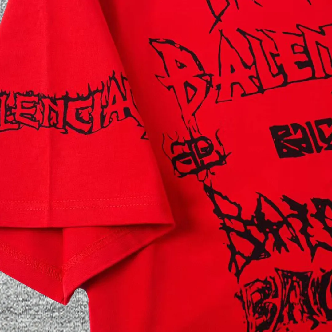 The top proven version of Balenciaga/Balenciaga 24SS Year of the Dragon hand-painted graffiti logo fully printed short-sleeved T-shirt everyone has been waiting for! The Year of the Dragon limited edition is finally available! The fabric is made of 16-count single combed compact spun 250g thickened plain weave fabric, washed and dyed on the panel. The front and rear left and right sleeve patterns are all made using an elliptical machine direct injection process. After scanning the pattern, the details of the panel are adjusted manually. Then use large cloth to repeatedly adjust the pattern on the board. The printing is delicate and neat. The ready-made garments are washed softly to ensure no shrinkage. Double-pressing technology is used. The pattern part uses graffiti-style Gothic fonts. The pattern effect is fully restored. The double-layer stitching on the back collar is firm and tight. The double-chain on the shoulders is routed. The hem is tight. The fabric is full of drape. The pattern is consistent. Customized and numbered washing. Only every detail is presented to the customer. Color: Chinese Red Size: S-XL P:280