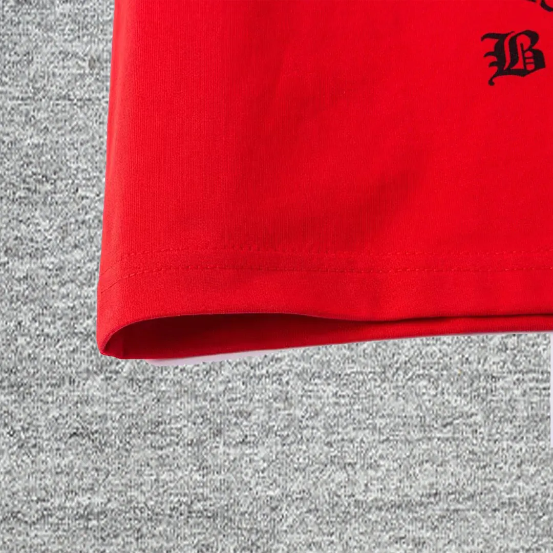 The top proven version of Balenciaga/Balenciaga 24SS Year of the Dragon hand-painted graffiti logo fully printed short-sleeved T-shirt everyone has been waiting for! The Year of the Dragon limited edition is finally available! The fabric is made of 16-count single combed compact spun 250g thickened plain weave fabric, washed and dyed on the panel. The front and rear left and right sleeve patterns are all made using an elliptical machine direct injection process. After scanning the pattern, the details of the panel are adjusted manually. Then use large cloth to repeatedly adjust the pattern on the board. The printing is delicate and neat. The ready-made garments are washed softly to ensure no shrinkage. Double-pressing technology is used. The pattern part uses graffiti-style Gothic fonts. The pattern effect is fully restored. The double-layer stitching on the back collar is firm and tight. The double-chain on the shoulders is routed. The hem is tight. The fabric is full of drape. The pattern is consistent. Customized and numbered washing. Only every detail is presented to the customer. Color: Chinese Red Size: S-XL P:280