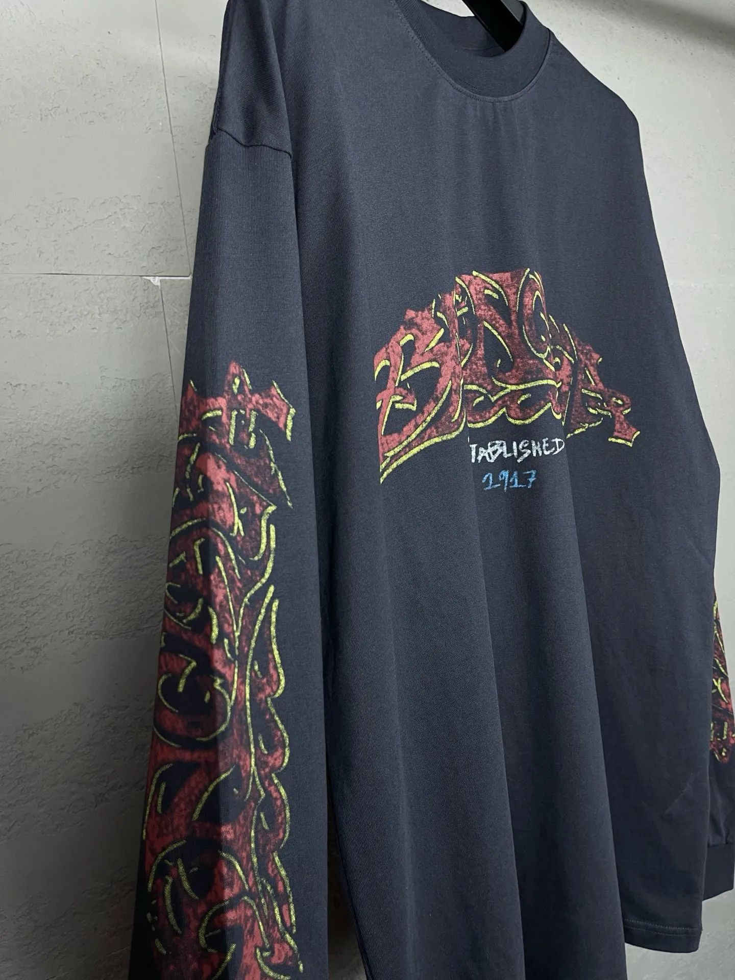 🅿️220 real photos [Top version. Official website quality] BALENCI*GA/Paris. 2024 latest flame graffiti direct-printed long-sleeved T-shirt. Brick cabinet synchronization. ⚠️Difference in market currency. YB development. The fabric is made of Paris ZP custom-woven and dyed 100% cotton double yarn compact cotton. The weight is 260 grams, the cloth surface is clean. The cloth pattern is clear, soft and comfortable. The threads are dyed with no color difference. The front and back printing adopts Kornit direct-printing printing pattern and adopts OS loose shoulder-dropping pattern. Same style for men and women. Code: BL225013 Color: dark gray blue, pink. Size: XS S M L