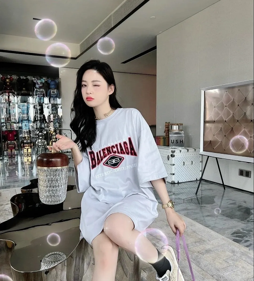 ♻️💯Upper body reference model picture❤️New top-quality proven version BALENCIAGA Balenciaga red letter embroidery double B pure cotton loose short sleeves for men and women couples, too complicated! Indescribable! Washed and lightly fried with snowflakes for a nostalgic treatment, and the shoulder sleeves are sprayed with maliu and washed with water! The entire fabric is pre-shrunk and then garment washed. Need better fabric. I guess L size has been reduced to XS size. Workmanship: Fine sewing craftsmanship, budget for the stitch size, and the degree of shrinkage after washing. You must buy one this summer. If you are still wondering which short-sleeved piece to buy, then don’t worry, just buy this one! Printing: Produced by Tajima Embroidery in Japan, with 3D cherry blossom thread. Fabric: 280g 32 count double yarn fabric Accessories: Customized rib three-standard Size: XS-L Color: washed black, silver white P: 310