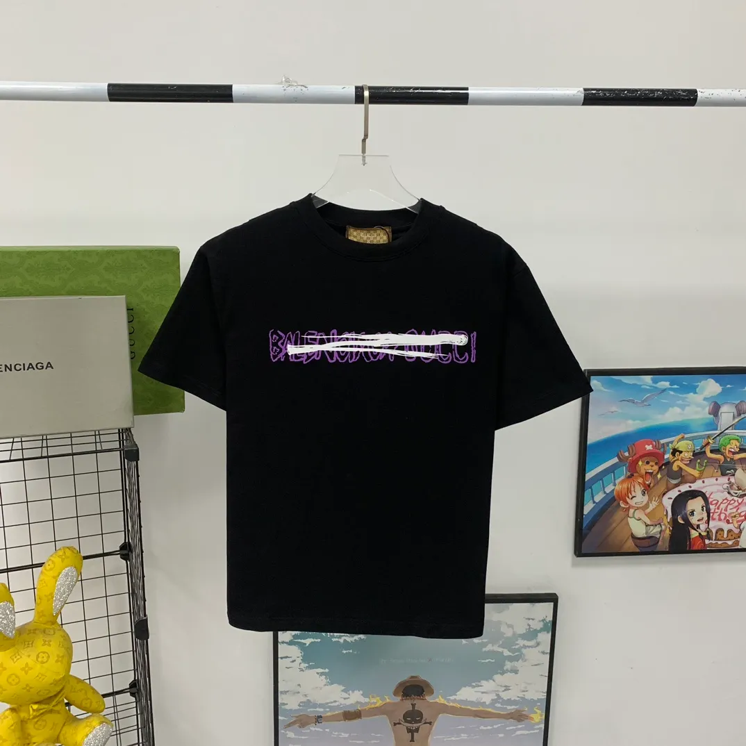 [New arrival] The top tested version of Balenciaga co-branded with Gucci 2023ss new round neck graffiti unisex pure cotton short-sleeved T-shirt.  [Synchronized new models from the official website | Popular items from Xiaohongshu] 1⃣️The fabric is made of 240g double yarn smooth cotton and has been pre-shrunk at high temperatures. The weight is up to 260g. It is originally equipped with a 1x1 rootless thread collar in the same cylinder and is not easily deformed after repeated washing.  2⃣️Imported glue dot printing, the pattern is clear and recognisable, not easy to crack, positioning cutting, oversize, loose and large version, the upper body effect is very slimming.  3⃣️Customized full set of accessories, complete three standards, factory workmanship, No. 9 imported needles with precision routing, high quality!  Color: Black, White, Size: XS S, M, L, P: 260