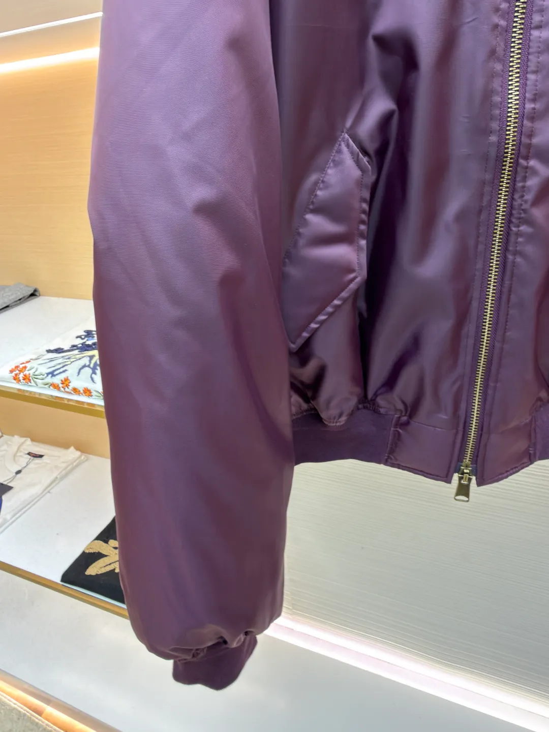 Balenciaga patch bomber jacket ●Original version: Purchased and developed for 24500 ●Item number: 1681026-C20 ●Fabric: dense-pore cold-pressed fiber nylon cloth fabric ●Technology: embroidery production ●Version: loose version ●Weight: about 1090 grams ●Size: 44-46-48-50 ●Description: Customized dense-pore cold-pressed fiber nylon cloth and velvet cloud cotton sheet inside, full texture, thick and solid Every inch contains a heavy warmth. It is based on pure black to support all the edges. The slightly dropped shoulder silhouette embraces the body shape. The gilt lion emblem patch is embellished on the chest. It continues the identity identification function of the badge. It is a silent statement worn on the body. The lining and padding design highlight the wrapping effect. It cleverly combines the warmth of cotton clothing and the aesthetics of life. In the name of design, it leads the trend and adopts imported machine embroidery technology. Use advanced computer control system and precision mechanical components. Paris lion emblem patch embroidery work with high precision, smooth and delicate lines, purely manual water disassembly process. After completing the initial combination of the lining fabric and the cotton piece, the craftsman will further adjust and disassemble it in the water. The lining fabric and the cotton piece can achieve a perfect combination, making the lining fabric and the cotton piece more closely combined. Beautiful and neat, template machine bag opening. The preset template guides the position, shape and size of the bag opening. The accuracy ensures the quality of the bag opening effect. The overall wiring is straight and delicate, the fabric is comfortable and soft, and the color is consistent without color difference. It can be matched with the same style to create a fashionable look and control various occasions. Customized accessories, complete with three standards, same style for men and women!