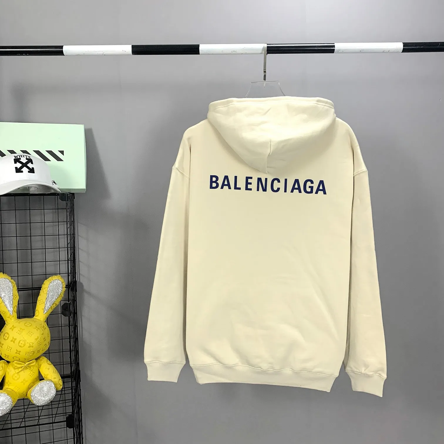 The top version of BALENCIAGA with large LOGO basic letters on the back, pure cotton, loose-fitting, high-end hooded sweatshirt for men and women, the same trendy brand. The god of simplicity in Paris, a volume sought after by many stars. Lisa’s favorite basic short-sleeved Paris style, which has a very high appearance rate. Wear alone, paired with jeans, shorts, and sweatpants, it's a versatile style. Xiaohongshu, a hot item on INS, a must-have for Paris fans.  The printing uses white glue as a base, coupled with Kornit direct injection, which ensures the anchorage of the printing and machine washing without any pressure. However, everyone should pay attention to something. The printing of this model is not thick glue, and the printing surface is not shiny. Please pay attention to the importance of version. Don't make a pattern based on the pictures. If you don't have the original version, you won't be able to make it look one to one like the original version. At most, you can just make a look. It's just a piece of clothing without a soul. The fabric is made of 480g combed cotton terry fabric, and the threads and fabric are custom-woven and dyed in the same style, with no color difference.  A complete set of customized tags, collar tags, washed, plastic bags, and most importantly, a complete set of bags, tag codes, and codes are all authentic.  Color: Apricot Size: XS-L P:450