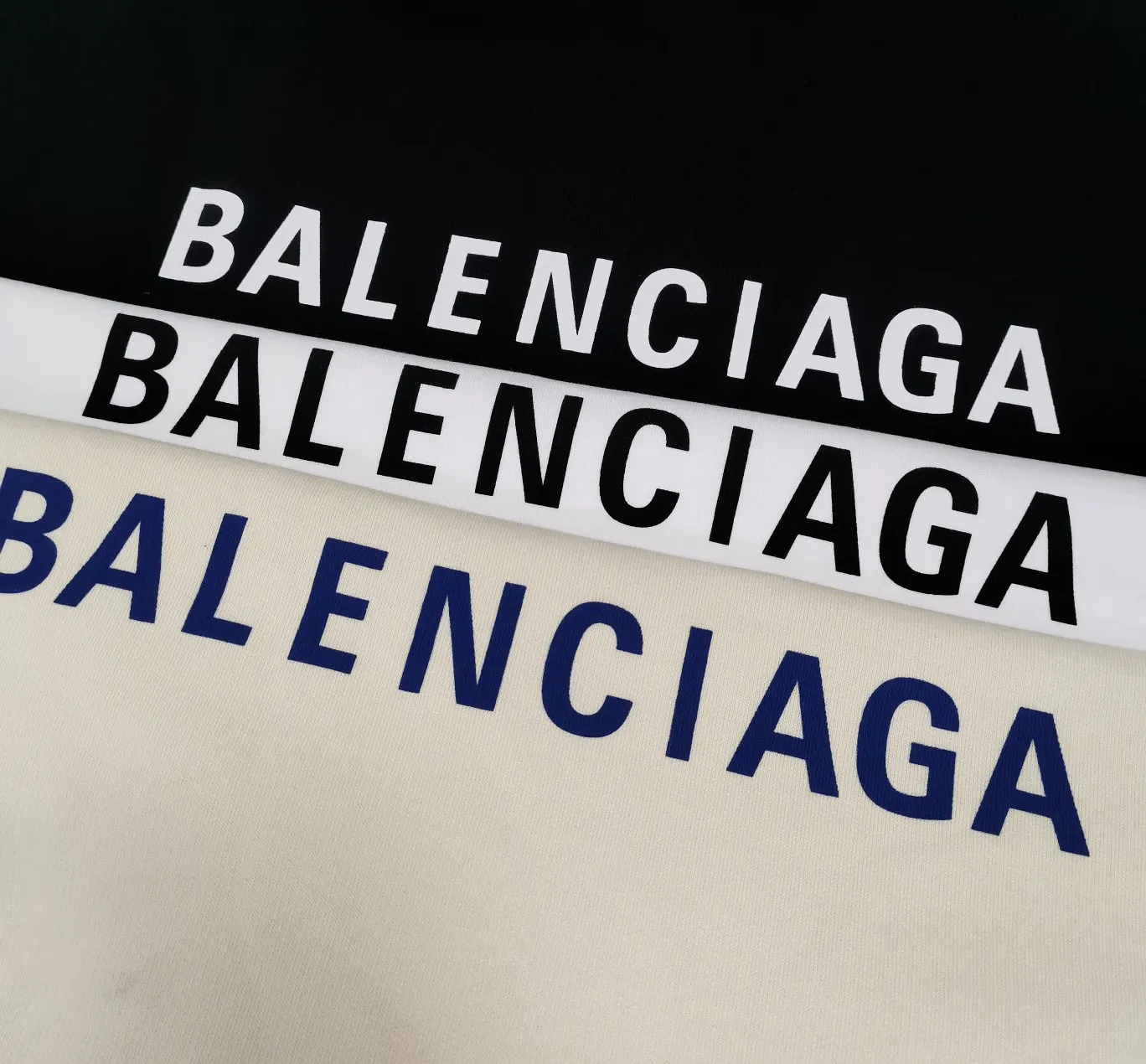 The top version of BALENCIAGA with large LOGO basic letters on the back, pure cotton, loose-fitting, high-end hooded sweatshirt for men and women, the same trendy brand. The god of simplicity in Paris, a volume sought after by many stars. Lisa’s favorite basic short-sleeved Paris style, which has a very high appearance rate. Wear alone, paired with jeans, shorts, and sweatpants, it's a versatile style. Xiaohongshu, a hot item on INS, a must-have for Paris fans.  The printing uses white glue as a base, coupled with Kornit direct injection, which ensures the anchorage of the printing and machine washing without any pressure. However, everyone should pay attention to something. The printing of this model is not thick glue, and the printing surface is not shiny. Please pay attention to the importance of version. Don't make a pattern based on the pictures. If you don't have the original version, you won't be able to make it look one to one like the original version. At most, you can just make a look. It's just a piece of clothing without a soul. The fabric is made of 480g combed cotton terry fabric, and the threads and fabric are custom-woven and dyed in the same style, with no color difference.  A complete set of customized tags, collar tags, washed, plastic bags, and most importantly, a complete set of bags, tag codes, and codes are all authentic.  Color: Apricot Size: XS-L P:450