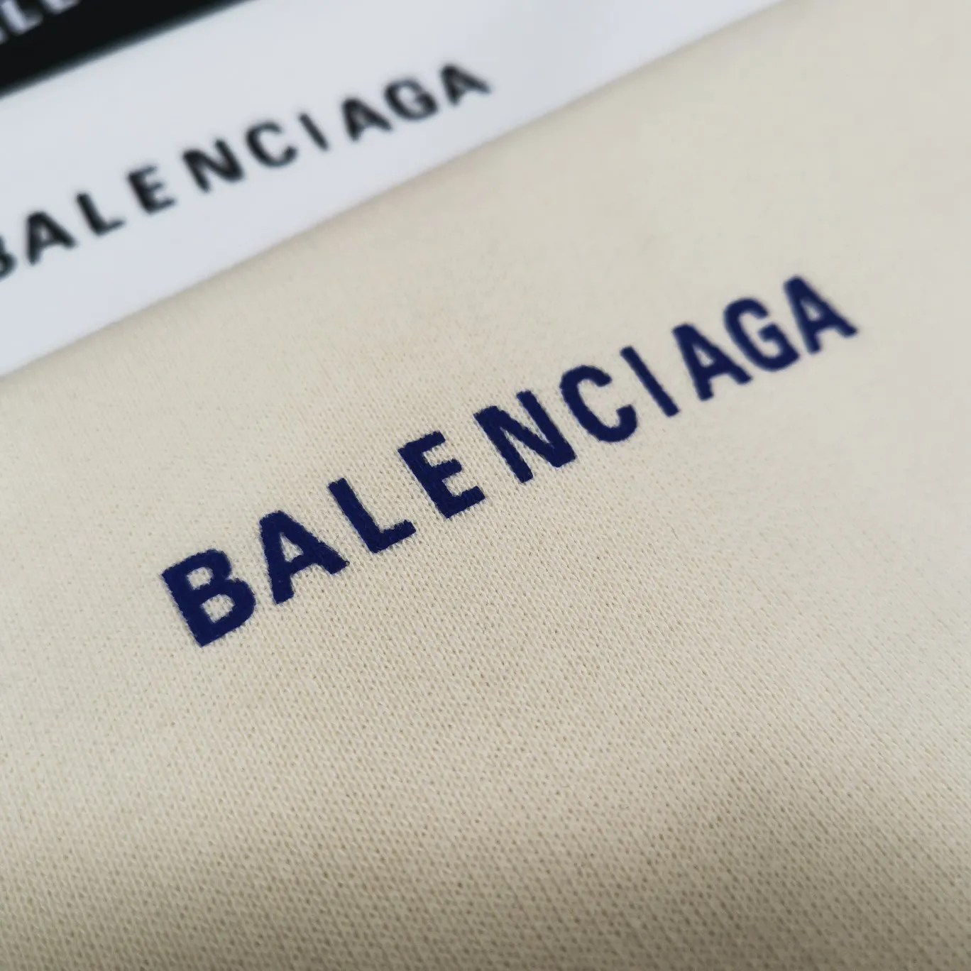 The top version of BALENCIAGA with large LOGO basic letters on the back, pure cotton, loose-fitting, high-end hooded sweatshirt for men and women, the same trendy brand. The god of simplicity in Paris, a volume sought after by many stars. Lisa’s favorite basic short-sleeved Paris style, which has a very high appearance rate. Wear alone, paired with jeans, shorts, and sweatpants, it's a versatile style. Xiaohongshu, a hot item on INS, a must-have for Paris fans.  The printing uses white glue as a base, coupled with Kornit direct injection, which ensures the anchorage of the printing and machine washing without any pressure. However, everyone should pay attention to something. The printing of this model is not thick glue, and the printing surface is not shiny. Please pay attention to the importance of version. Don't make a pattern based on the pictures. If you don't have the original version, you won't be able to make it look one to one like the original version. At most, you can just make a look. It's just a piece of clothing without a soul. The fabric is made of 480g combed cotton terry fabric, and the threads and fabric are custom-woven and dyed in the same style, with no color difference.  A complete set of customized tags, collar tags, washed, plastic bags, and most importantly, a complete set of bags, tag codes, and codes are all authentic.  Color: Apricot Size: XS-L P:450