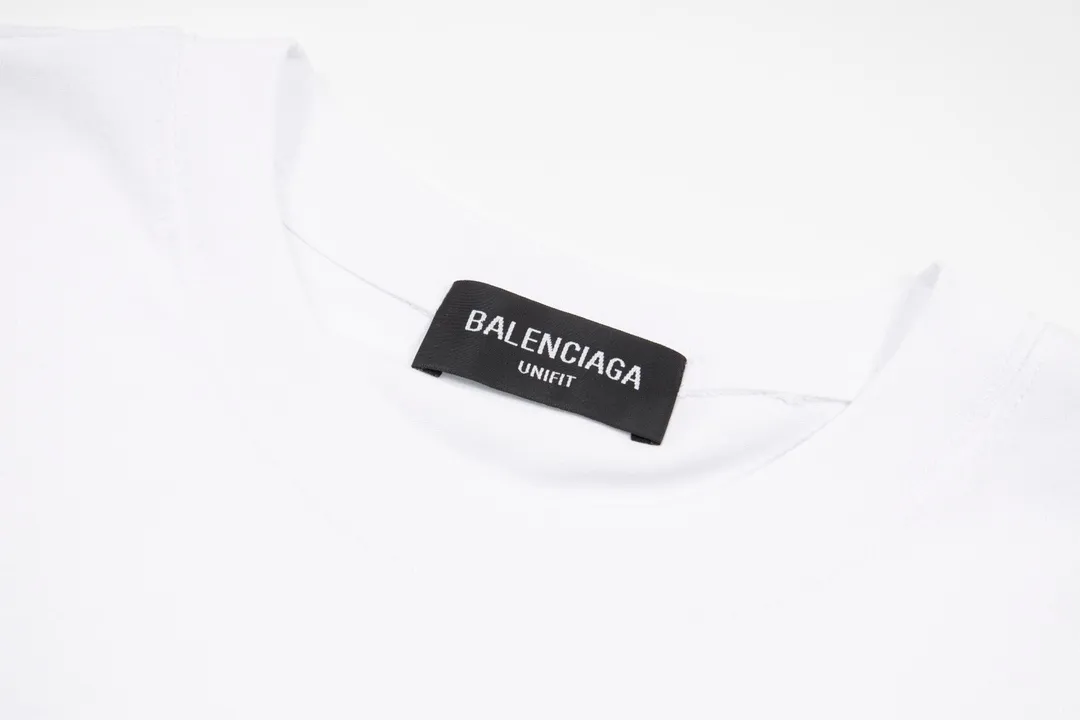 🅿️166 Detailed picture [Top version. Official website quality] BALENCI*GA/Paris#Classic style. Classic letter printed short-sleeved T-shirt on the front and back #brick cabinet synchronization.                       The fabric is made of Paris ZP custom-woven and dyed cotton double yarn, weighing 260 grams. The cloth surface is clean. The cloth pattern is clear, soft and comfortable. The threads are dyed with no color difference. The classic pattern is printed with environmentally friendly imported materials, precision printing screen, the letters are clear, the effect is three-dimensional, and the brick cabinet is restored. The version adopts OS loose shoulder style. Same style for men and women. Coding: BL223022 Color: black, beige, white, blue, floral gray, beige. Size: XS to L