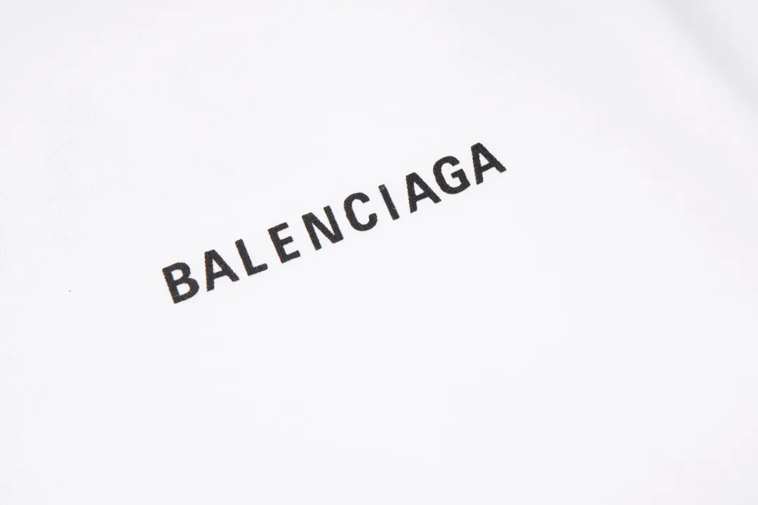 🅿️166 Detailed picture [Top version. Official website quality] BALENCI*GA/Paris#Classic style. Classic letter printed short-sleeved T-shirt on the front and back #brick cabinet synchronization.                       The fabric is made of Paris ZP custom-woven and dyed cotton double yarn, weighing 260 grams. The cloth surface is clean. The cloth pattern is clear, soft and comfortable. The threads are dyed with no color difference. The classic pattern is printed with environmentally friendly imported materials, precision printing screen, the letters are clear, the effect is three-dimensional, and the brick cabinet is restored. The version adopts OS loose shoulder style. Same style for men and women. Coding: BL223022 Color: black, beige, white, blue, floral gray, beige. Size: XS to L
