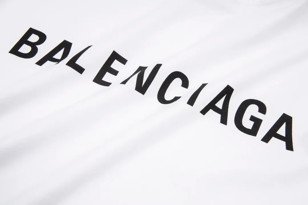 🅿️166 Detailed picture [Top version. Official website quality] BALENCI*GA/Paris#Classic style. Classic letter printed short-sleeved T-shirt on the front and back #brick cabinet synchronization.                       The fabric is made of Paris ZP custom-woven and dyed cotton double yarn, weighing 260 grams. The cloth surface is clean. The cloth pattern is clear, soft and comfortable. The threads are dyed with no color difference. The classic pattern is printed with environmentally friendly imported materials, precision printing screen, the letters are clear, the effect is three-dimensional, and the brick cabinet is restored. The version adopts OS loose shoulder style. Same style for men and women. Coding: BL223022 Color: black, beige, white, blue, floral gray, beige. Size: XS to L