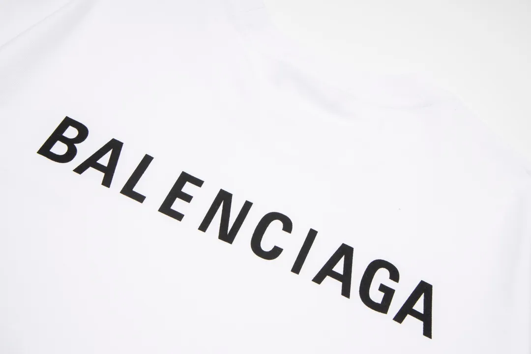 🅿️166 Detailed picture [Top version. Official website quality] BALENCI*GA/Paris#Classic style. Classic letter printed short-sleeved T-shirt on the front and back #brick cabinet synchronization.                       The fabric is made of Paris ZP custom-woven and dyed cotton double yarn, weighing 260 grams. The cloth surface is clean. The cloth pattern is clear, soft and comfortable. The threads are dyed with no color difference. The classic pattern is printed with environmentally friendly imported materials, precision printing screen, the letters are clear, the effect is three-dimensional, and the brick cabinet is restored. The version adopts OS loose shoulder style. Same style for men and women. Coding: BL223022 Color: black, beige, white, blue, floral gray, beige. Size: XS to L