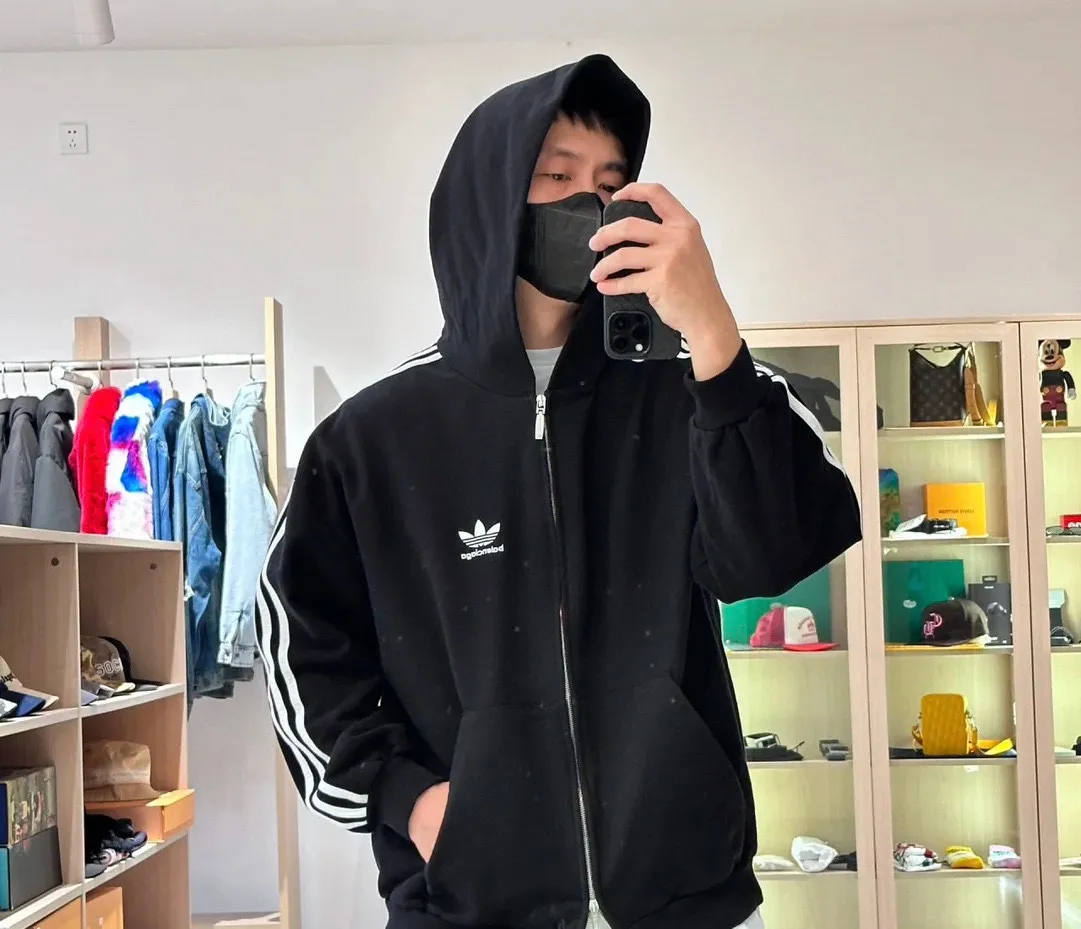 ♻️💯Upper body reference model picture❤️Top tested version BALENCIAGA/Paris co-branded Adidas Adidas clover three-stripe LOGO embroidered hooded sweatshirt. The fabric is made of Paris ZP custom-woven and dyed cotton terry fabric. Weighing 450 grams, the cloth surface is clean. The cloth pattern is clear, soft and comfortable. The threads are dyed with no color difference. The classic pattern embroidery uses imported embroidery, and the letters are clear, three-dimensional and without rough edges. Custom-woven two-way zipper hardware, the upper zipper is BALENCIAGA, the lower zipper is Adidas, with electroplating effect! The sense of high-end is straight away! Comparisons welcome. The version adopts OS loose shoulder design. Same style for men and women. Color: Black Size: XS-L P:410