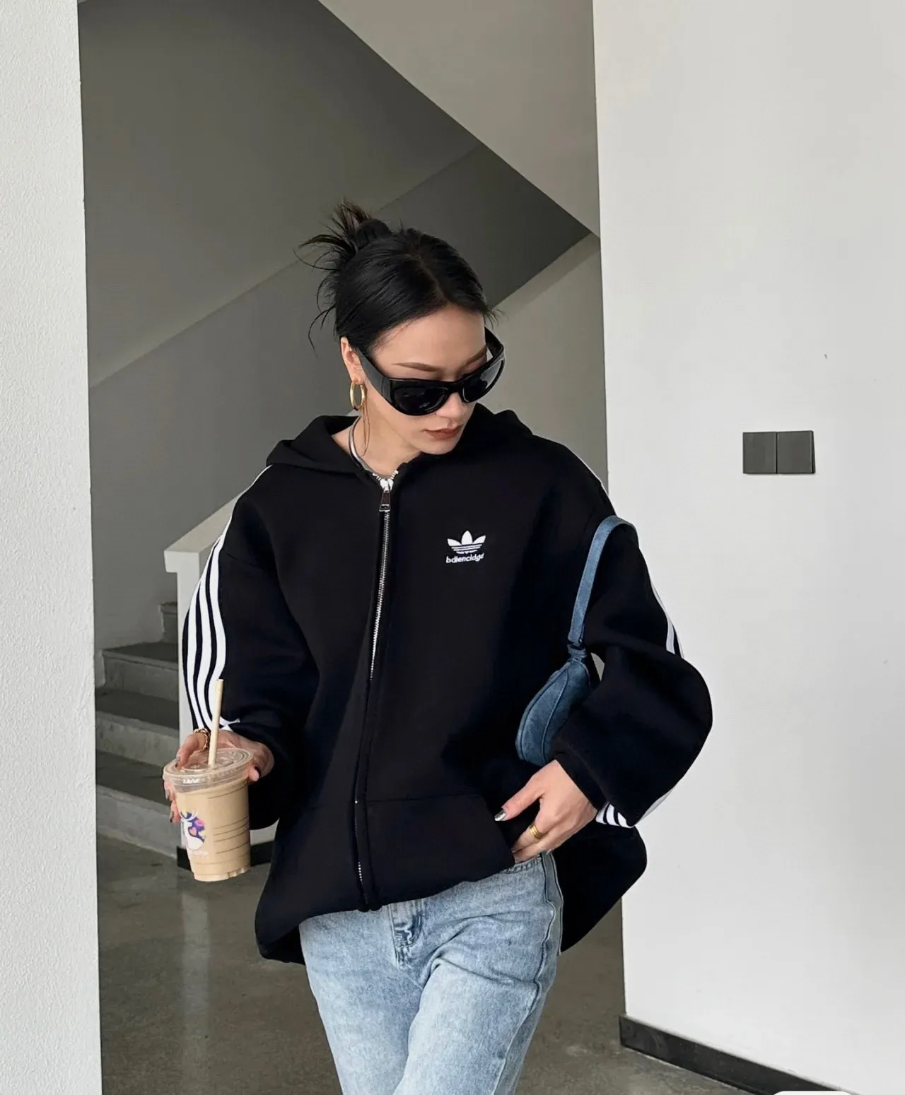 ♻️💯Upper body reference model picture❤️Top tested version BALENCIAGA/Paris co-branded Adidas Adidas clover three-stripe LOGO embroidered hooded sweatshirt. The fabric is made of Paris ZP custom-woven and dyed cotton terry fabric. Weighing 450 grams, the cloth surface is clean. The cloth pattern is clear, soft and comfortable. The threads are dyed with no color difference. The classic pattern embroidery uses imported embroidery, and the letters are clear, three-dimensional and without rough edges. Custom-woven two-way zipper hardware, the upper zipper is BALENCIAGA, the lower zipper is Adidas, with electroplating effect! The sense of high-end is straight away! Comparisons welcome. The version adopts OS loose shoulder design. Same style for men and women. Color: Black Size: XS-L P:410