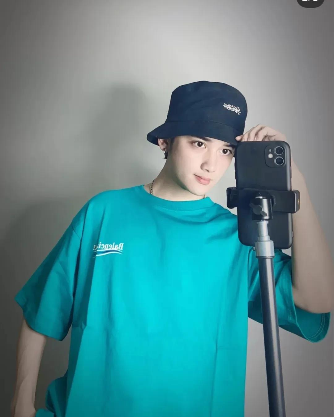 ♻️💯Refer to the model picture for the upper body❤️【Top tested version】Balenciaga Classic Loose Unisex Pure Cotton Short Sleeves. Customized fabrics and printed accessories details are reproduced one to one. It is made of 280g cotton fabric with 32 count fine double cotton yarn plain weave, and the fabric surface is treated with dust-free woolen craftsmanship. The shoulder and chain seams are made of 0.8cm bundled strips inside, and the double chain stitching on the machine side is made of pure cotton. Here is an explanation of why I am dozens of yuan more expensive than others: 1. Each model is produced by the company. The detailed workmanship and fabrics are consistent with the genuine ones. There is no color difference between the ones at the counters. Guaranteed no color difference. Replicas are not scary. Whoever is fake is embarrassed. It’s not shameful to make a replica, it’s shameful if you can’t buy the correct version if you make a replica. All of my series can be found in all major places and will be absolutely stunning!  2. The fabric is made of 280g Paris-specific double yarn. No one can make better fabrics than mine. There is really no way to compare with the ordinary version on the market. Respect it. It is authentic and costs several thousand yuan. Don’t go for the quality of street stalls. 3. The workmanship has been restored in all aspects. The packaging has been restored in all aspects. 4. I guarantee here that this is the highest quality you can find. Size: XS-L Color: Dark Blue P:250