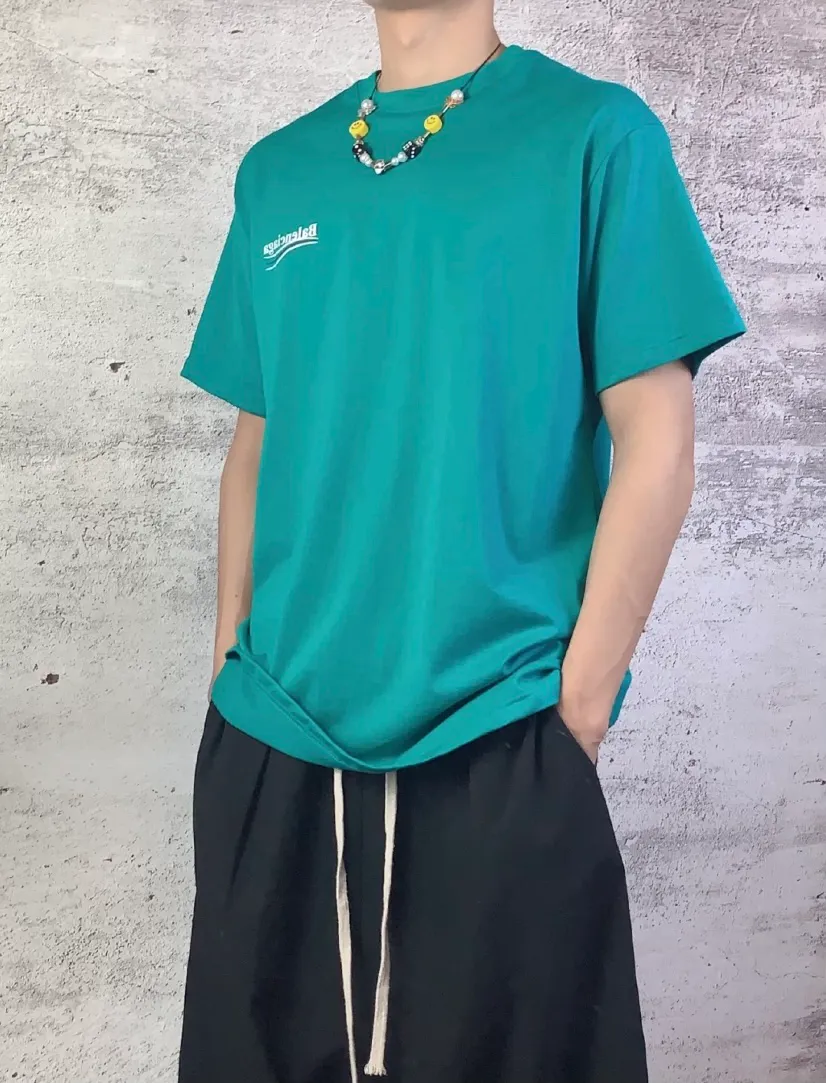 ♻️💯Refer to the model picture for the upper body❤️【Top tested version】Balenciaga Classic Loose Unisex Pure Cotton Short Sleeves. Customized fabrics and printed accessories details are reproduced one to one. It is made of 280g cotton fabric with 32 count fine double cotton yarn plain weave, and the fabric surface is treated with dust-free woolen craftsmanship. The shoulder and chain seams are made of 0.8cm bundled strips inside, and the double chain stitching on the machine side is made of pure cotton. Here is an explanation of why I am dozens of yuan more expensive than others: 1. Each model is produced by the company. The detailed workmanship and fabrics are consistent with the genuine ones. There is no color difference between the ones at the counters. Guaranteed no color difference. Replicas are not scary. Whoever is fake is embarrassed. It’s not shameful to make a replica, it’s shameful if you can’t buy the correct version if you make a replica. All of my series can be found in all major places and will be absolutely stunning!  2. The fabric is made of 280g Paris-specific double yarn. No one can make better fabrics than mine. There is really no way to compare with the ordinary version on the market. Respect it. It is authentic and costs several thousand yuan. Don’t go for the quality of street stalls. 3. The workmanship has been restored in all aspects. The packaging has been restored in all aspects. 4. I guarantee here that this is the highest quality you can find. Size: XS-L Color: Dark Blue P:250
