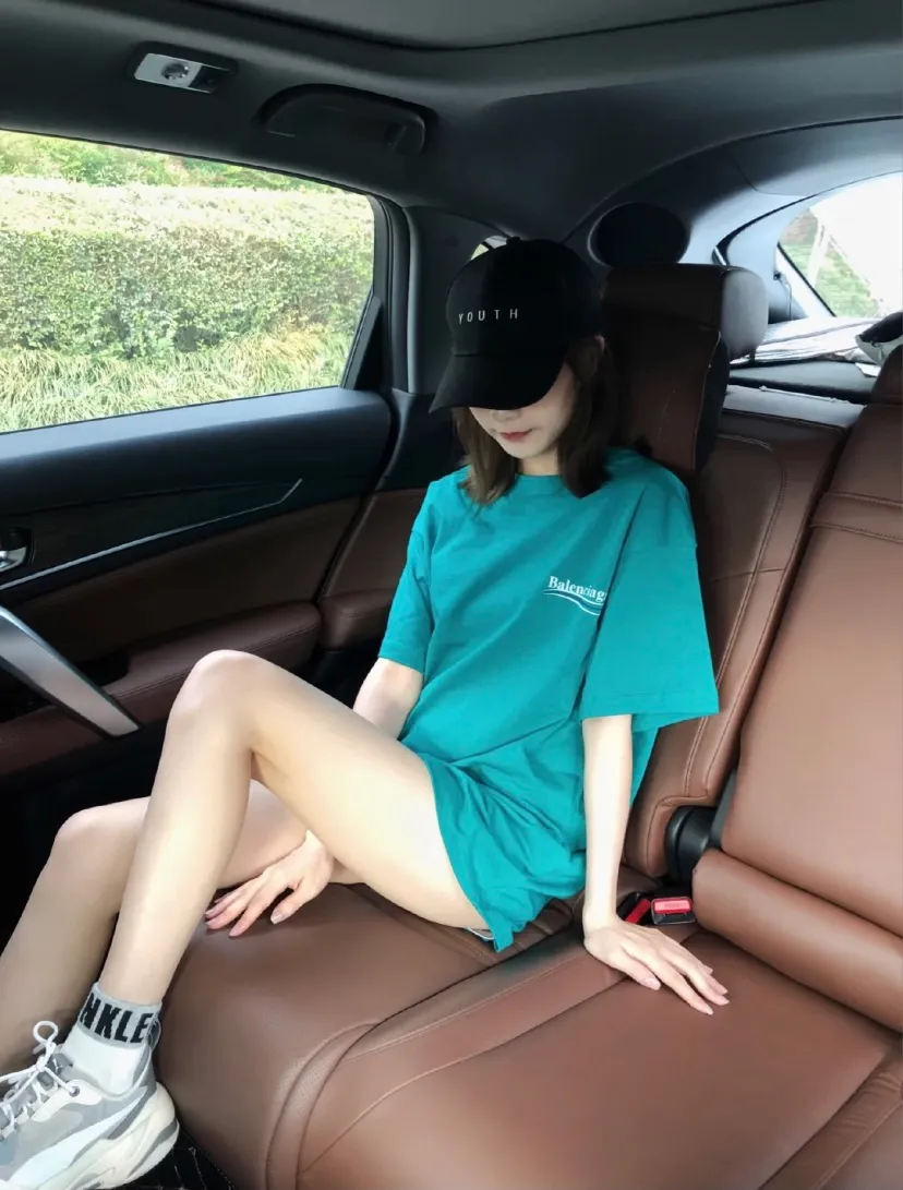 ♻️💯Refer to the model picture for the upper body❤️【Top tested version】Balenciaga Classic Loose Unisex Pure Cotton Short Sleeves. Customized fabrics and printed accessories details are reproduced one to one. It is made of 280g cotton fabric with 32 count fine double cotton yarn plain weave, and the fabric surface is treated with dust-free woolen craftsmanship. The shoulder and chain seams are made of 0.8cm bundled strips inside, and the double chain stitching on the machine side is made of pure cotton. Here is an explanation of why I am dozens of yuan more expensive than others: 1. Each model is produced by the company. The detailed workmanship and fabrics are consistent with the genuine ones. There is no color difference between the ones at the counters. Guaranteed no color difference. Replicas are not scary. Whoever is fake is embarrassed. It’s not shameful to make a replica, it’s shameful if you can’t buy the correct version if you make a replica. All of my series can be found in all major places and will be absolutely stunning!  2. The fabric is made of 280g Paris-specific double yarn. No one can make better fabrics than mine. There is really no way to compare with the ordinary version on the market. Respect it. It is authentic and costs several thousand yuan. Don’t go for the quality of street stalls. 3. The workmanship has been restored in all aspects. The packaging has been restored in all aspects. 4. I guarantee here that this is the highest quality you can find. Size: XS-L Color: Dark Blue P:250