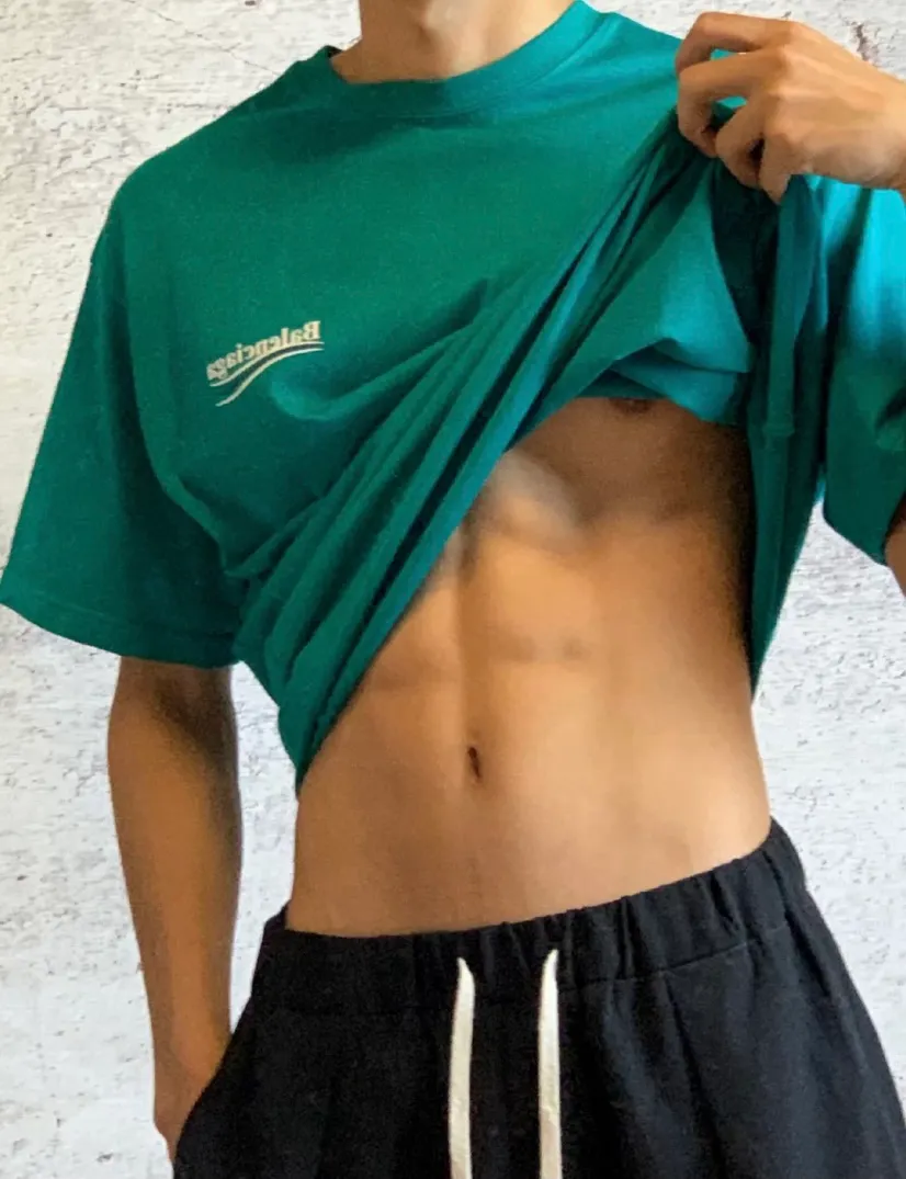 ♻️💯Refer to the model picture for the upper body❤️【Top tested version】Balenciaga Classic Loose Unisex Pure Cotton Short Sleeves. Customized fabrics and printed accessories details are reproduced one to one. It is made of 280g cotton fabric with 32 count fine double cotton yarn plain weave, and the fabric surface is treated with dust-free woolen craftsmanship. The shoulder and chain seams are made of 0.8cm bundled strips inside, and the double chain stitching on the machine side is made of pure cotton. Here is an explanation of why I am dozens of yuan more expensive than others: 1. Each model is produced by the company. The detailed workmanship and fabrics are consistent with the genuine ones. There is no color difference between the ones at the counters. Guaranteed no color difference. Replicas are not scary. Whoever is fake is embarrassed. It’s not shameful to make a replica, it’s shameful if you can’t buy the correct version if you make a replica. All of my series can be found in all major places and will be absolutely stunning!  2. The fabric is made of 280g Paris-specific double yarn. No one can make better fabrics than mine. There is really no way to compare with the ordinary version on the market. Respect it. It is authentic and costs several thousand yuan. Don’t go for the quality of street stalls. 3. The workmanship has been restored in all aspects. The packaging has been restored in all aspects. 4. I guarantee here that this is the highest quality you can find. Size: XS-L Color: Dark Blue P:250