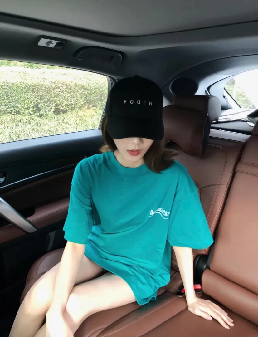 ♻️💯Refer to the model picture for the upper body❤️【Top tested version】Balenciaga Classic Loose Unisex Pure Cotton Short Sleeves. Customized fabrics and printed accessories details are reproduced one to one. It is made of 280g cotton fabric with 32 count fine double cotton yarn plain weave, and the fabric surface is treated with dust-free woolen craftsmanship. The shoulder and chain seams are made of 0.8cm bundled strips inside, and the double chain stitching on the machine side is made of pure cotton. Here is an explanation of why I am dozens of yuan more expensive than others: 1. Each model is produced by the company. The detailed workmanship and fabrics are consistent with the genuine ones. There is no color difference between the ones at the counters. Guaranteed no color difference. Replicas are not scary. Whoever is fake is embarrassed. It’s not shameful to make a replica, it’s shameful if you can’t buy the correct version if you make a replica. All of my series can be found in all major places and will be absolutely stunning!  2. The fabric is made of 280g Paris-specific double yarn. No one can make better fabrics than mine. There is really no way to compare with the ordinary version on the market. Respect it. It is authentic and costs several thousand yuan. Don’t go for the quality of street stalls. 3. The workmanship has been restored in all aspects. The packaging has been restored in all aspects. 4. I guarantee here that this is the highest quality you can find. Size: XS-L Color: Dark Blue P:250