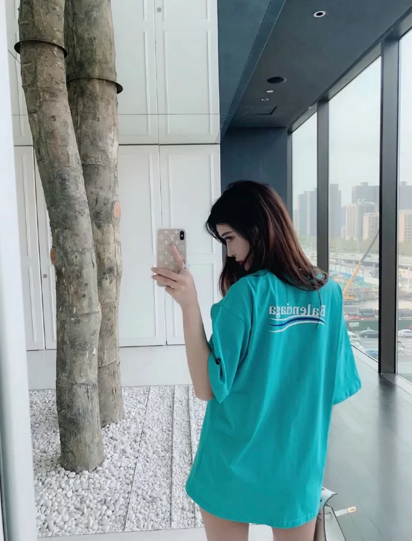 ♻️💯Refer to the model picture for the upper body❤️【Top tested version】Balenciaga Classic Loose Unisex Pure Cotton Short Sleeves. Customized fabrics and printed accessories details are reproduced one to one. It is made of 280g cotton fabric with 32 count fine double cotton yarn plain weave, and the fabric surface is treated with dust-free woolen craftsmanship. The shoulder and chain seams are made of 0.8cm bundled strips inside, and the double chain stitching on the machine side is made of pure cotton. Here is an explanation of why I am dozens of yuan more expensive than others: 1. Each model is produced by the company. The detailed workmanship and fabrics are consistent with the genuine ones. There is no color difference between the ones at the counters. Guaranteed no color difference. Replicas are not scary. Whoever is fake is embarrassed. It’s not shameful to make a replica, it’s shameful if you can’t buy the correct version if you make a replica. All of my series can be found in all major places and will be absolutely stunning!  2. The fabric is made of 280g Paris-specific double yarn. No one can make better fabrics than mine. There is really no way to compare with the ordinary version on the market. Respect it. It is authentic and costs several thousand yuan. Don’t go for the quality of street stalls. 3. The workmanship has been restored in all aspects. The packaging has been restored in all aspects. 4. I guarantee here that this is the highest quality you can find. Size: XS-L Color: Dark Blue P:250