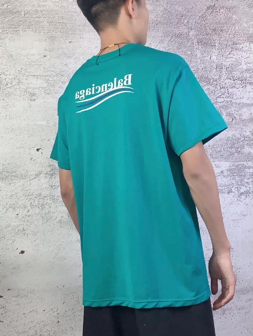 ♻️💯Refer to the model picture for the upper body❤️【Top tested version】Balenciaga Classic Loose Unisex Pure Cotton Short Sleeves. Customized fabrics and printed accessories details are reproduced one to one. It is made of 280g cotton fabric with 32 count fine double cotton yarn plain weave, and the fabric surface is treated with dust-free woolen craftsmanship. The shoulder and chain seams are made of 0.8cm bundled strips inside, and the double chain stitching on the machine side is made of pure cotton. Here is an explanation of why I am dozens of yuan more expensive than others: 1. Each model is produced by the company. The detailed workmanship and fabrics are consistent with the genuine ones. There is no color difference between the ones at the counters. Guaranteed no color difference. Replicas are not scary. Whoever is fake is embarrassed. It’s not shameful to make a replica, it’s shameful if you can’t buy the correct version if you make a replica. All of my series can be found in all major places and will be absolutely stunning!  2. The fabric is made of 280g Paris-specific double yarn. No one can make better fabrics than mine. There is really no way to compare with the ordinary version on the market. Respect it. It is authentic and costs several thousand yuan. Don’t go for the quality of street stalls. 3. The workmanship has been restored in all aspects. The packaging has been restored in all aspects. 4. I guarantee here that this is the highest quality you can find. Size: XS-L Color: Dark Blue P:250