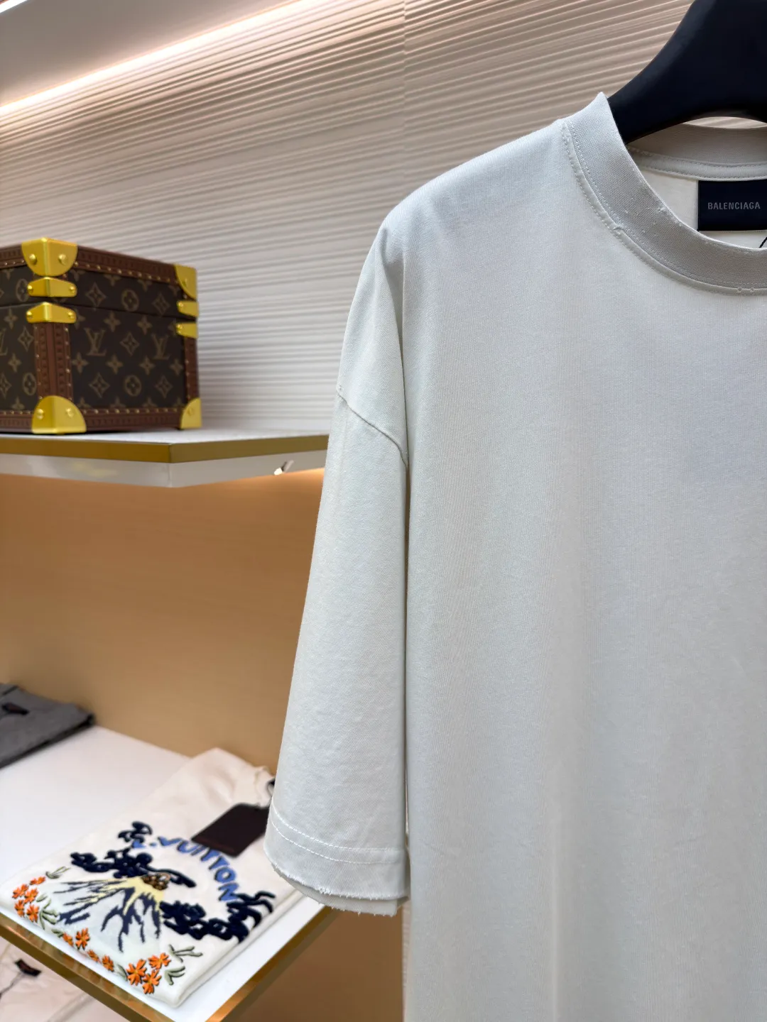 Balenciaga white background glue printed round neck short sleeves ●Original version: purchased and developed for 6500 ●Item number: 1681596-A15 ●Fabric: retro plain knitted fabric ●Technology: Glue printing production ●Color: white ●Version: fitted version ●Weight: about 255g ●Size: Thread, weight is 270g. The weight of the fabric ensures lightness and breathability. The 24-count yarn gives the fabric a delicate and smooth texture, and the plain knitted structure brings good skin-friendliness and moderate elasticity. The fabric has been washed in faded gray, which not only gives it a unique retro look and softens the color, but also achieves a pre-softening effect on the touch, eliminating the stiffness of new fabric and giving the garment a comfortable and soft old material feel when worn for the first time. Dark floral dot multi-layer overlay printing is an advanced printing technology that combines fine patterns and three-dimensional layers. Its core is to use high-mesh dot plate making to overprint transparent or light-colored printing paste on the fabric base multiple times with micron-level precision. Each overlay is accurately aligned to form a faint dark flower texture. The printing pattern does not rely on bright colors, but creates subtle light and shadow gradients and tactile layering on the surface of the fabric through the thickness difference of slurry accumulation and light refraction. The pattern shows subtle changes at different angles, combining visual depth and long-lasting washability. The overall wiring is straight and delicate, the fabric is comfortable and soft, and the color is consistent without color difference. It can be matched with the same style to create a fashionable look and control various occasions. Customized accessories, complete with three standards, same style for men and women!