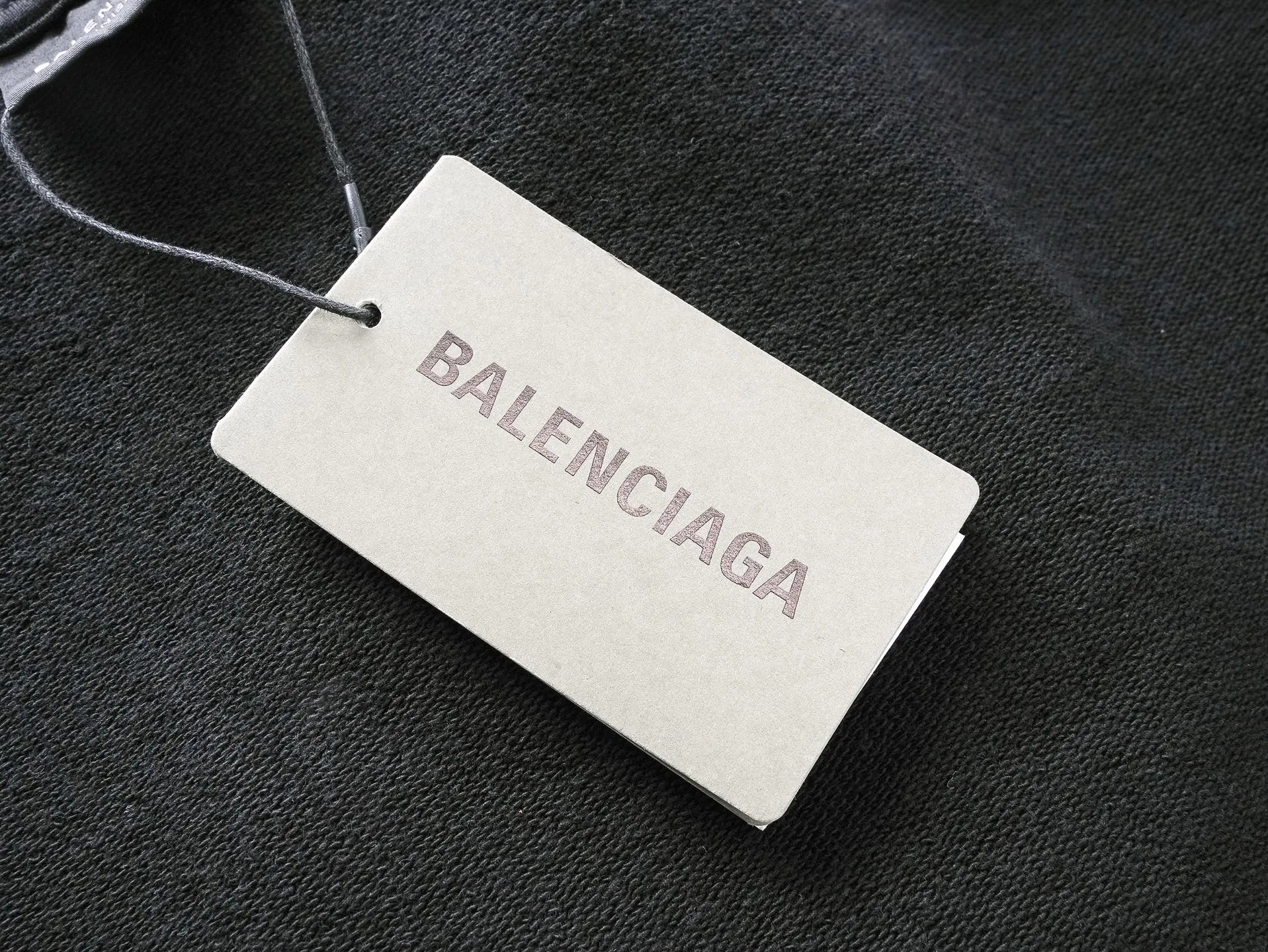 🅿️330 real photos [Top version. Official website quality] BALENCI*GA/Paris #2025 autumn and winter new style washed hooded sweatshirt with wheat ear LOGO embroidered on the chest. The garments are washed and worn to make them look old. Full sense of design, welcome to compare. The fabric is made of Paris ZP custom-woven and dyed cotton sweatshirt. The weight is 460 grams. The cloth surface is clean. The cloth pattern is clear, soft and comfortable. The threads are dyed with no color difference. The classic letter LOGO is embroidered with imported Tajima embroidery machine. The effect is three-dimensional. Restore brick cabinets, adopt OS loose shoulder style. Same style for men and women. Code: BL259917 Color: washed black Size: XS S M L