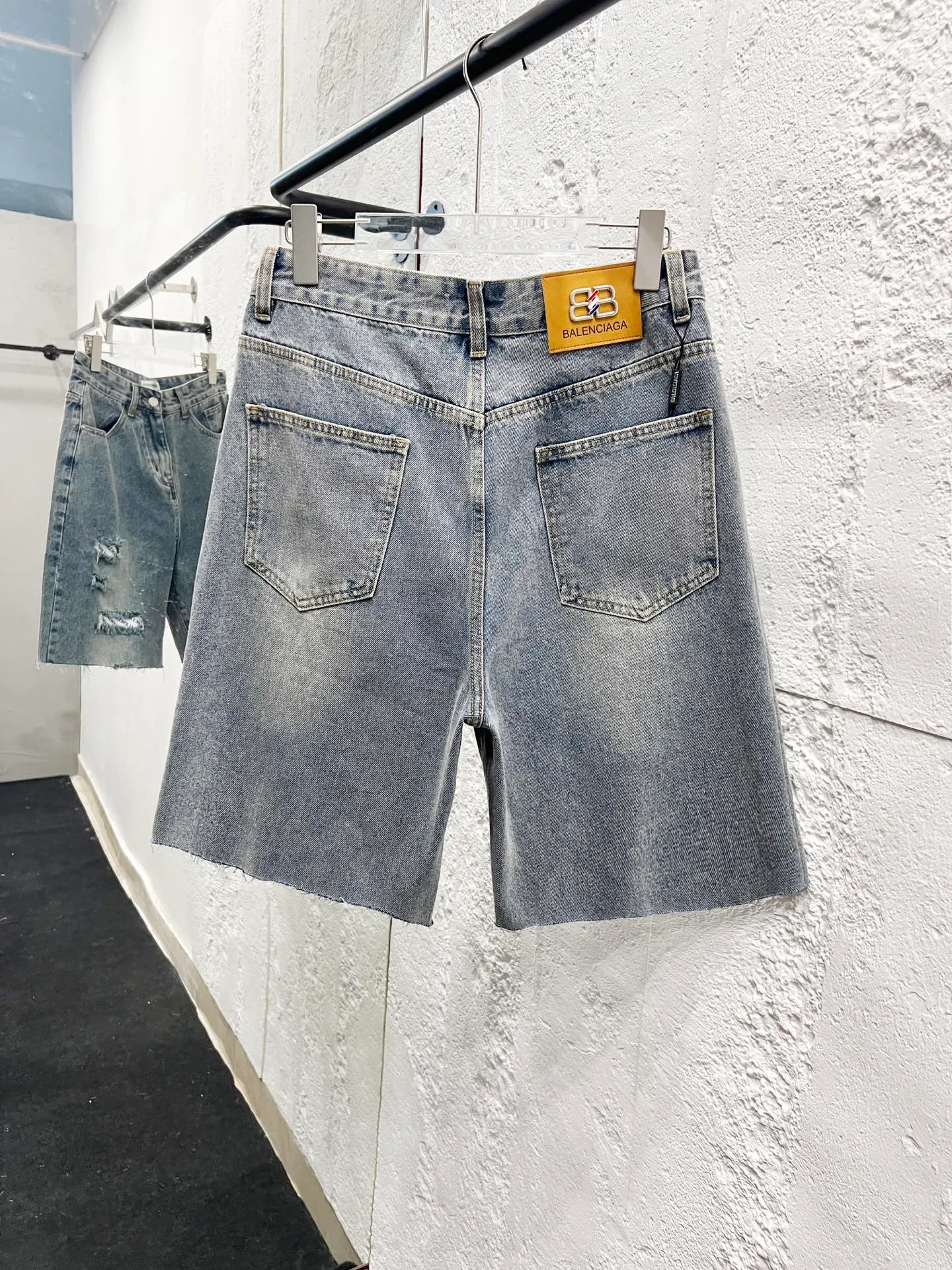 🅿️260 Style number: H910 Balenciaga & BALENCIAGA’s classic new ripped short logo jeans use unique technology to perfectly interpret the dreamlike colors of the Northern Lights. Each pair of jeans is unique and colorful, as if the mystery and beauty of the Northern Lights are worn on the body. The tie-dye process makes the color transition of the jeans natural and rich in layers, giving people an artistic visual enjoyment. Moreover, this process also makes the jeans softer and more comfortable, and they fit your body very well when worn, allowing you to show off your perfect body curves. They are made of high-quality denim fabric and carefully processed to have good wear resistance and durability. This new type of jeans uses tie-dye technology to interpret the dreamlike colors of the Northern Lights. It is not only fashionable and versatile, but also enhances your aura and becomes the focus of everyone's attention. Original goods, washed casual jeans, imported original washed stretch fabrics, comfortable and elastic, original hardware accessories decorated with logo, super correct version, extremely high grade, counter quality, fashionable and stylish upper body. The printing uses imported foam printing, customized buttons, YKK zippers. The complete set of accessories is customized in a one-to-one mold. Color: Gray Size: 28-30-32-34-36 (s-xxl)