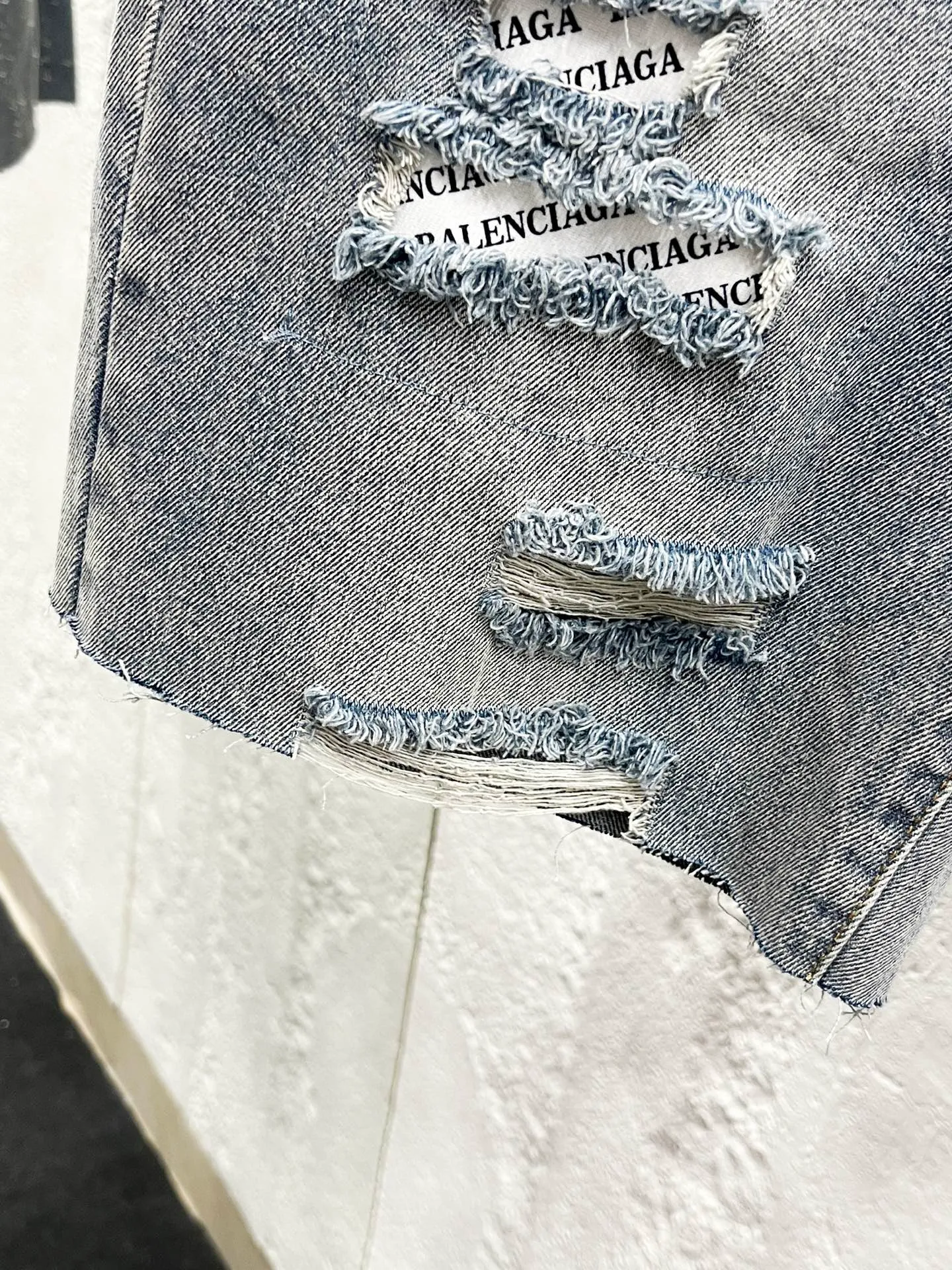 🅿️260 Style number: H910 Balenciaga & BALENCIAGA’s classic new ripped short logo jeans use unique technology to perfectly interpret the dreamlike colors of the Northern Lights. Each pair of jeans is unique and colorful, as if the mystery and beauty of the Northern Lights are worn on the body. The tie-dye process makes the color transition of the jeans natural and rich in layers, giving people an artistic visual enjoyment. Moreover, this process also makes the jeans softer and more comfortable, and they fit your body very well when worn, allowing you to show off your perfect body curves. They are made of high-quality denim fabric and carefully processed to have good wear resistance and durability. This new type of jeans uses tie-dye technology to interpret the dreamlike colors of the Northern Lights. It is not only fashionable and versatile, but also enhances your aura and becomes the focus of everyone's attention. Original goods, washed casual jeans, imported original washed stretch fabrics, comfortable and elastic, original hardware accessories decorated with logo, super correct version, extremely high grade, counter quality, fashionable and stylish upper body. The printing uses imported foam printing, customized buttons, YKK zippers. The complete set of accessories is customized in a one-to-one mold. Color: Gray Size: 28-30-32-34-36 (s-xxl)