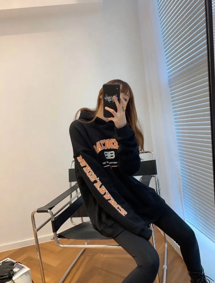 ♻️💯Reference model picture for the upper body❤️The top version of BALENCIAGA, a house built in 1917 with cracks, cracks, holes, and hollowed out male and female couples star hoodies and sweatshirts. The latest season of Paris still uses the basic creation logo of 1917 + scissors elements to improve the public's impression of Paris's long-standing brand and re-understand it. The printing still uses the crackle pattern process and the basic glue is used as the base. Prints pull evenly. It adopts the horizontal cracking method, the texture is clear and uniform, it will not fall off easily, and there is no pressure in backwashing and drying. Laser piercing is used to pierce the body, and the piercing effect is obvious. And there will be no wrinkles or deformation at the holes. The neckline is manually frayed, which is very costly and time-consuming. Excellent products, that’s how they come out. The fabric is made of 520g composite crystal fleece fabric, which is full of drape. Package. The hang tags are fully customized and synchronized one to one.  Color: black Size: XS-L (maximum wear: 230 pounds) P:490