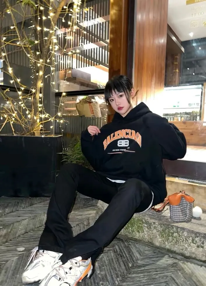 ♻️💯Reference model picture for the upper body❤️The top version of BALENCIAGA, a house built in 1917 with cracks, cracks, holes, and hollowed out male and female couples star hoodies and sweatshirts. The latest season of Paris still uses the basic creation logo of 1917 + scissors elements to improve the public's impression of Paris's long-standing brand and re-understand it. The printing still uses the crackle pattern process and the basic glue is used as the base. Prints pull evenly. It adopts the horizontal cracking method, the texture is clear and uniform, it will not fall off easily, and there is no pressure in backwashing and drying. Laser piercing is used to pierce the body, and the piercing effect is obvious. And there will be no wrinkles or deformation at the holes. The neckline is manually frayed, which is very costly and time-consuming. Excellent products, that’s how they come out. The fabric is made of 520g composite crystal fleece fabric, which is full of drape. Package. The hang tags are fully customized and synchronized one to one.  Color: black Size: XS-L (maximum wear: 230 pounds) P:490