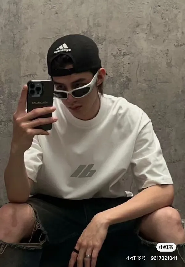 ♻️💯Reference model picture for the upper body❤️【New arrival】Top version - BALENCIAGA - Reflective pyrography short-sleeved T-shirt. The original development of custom-woven fabric technology and washing process. High-gram weight 280 grams fabric, full texture, clean cloth, soft and comfortable. Solona thread custom-dyed without color difference. The front is decorated with the activewear logo, combined with reflective embellishment. It shines brightly and is eye-catching. It fully explains the strength and personality. It is cool and sassy. Reflective heat transfer technology cleverly combines the characteristics of heat transfer and reflective materials. The customized reflective materials are attached to the fabric through heat pressing. The unique reflective effect highlights the visual effect. The fabrics have been washed and have a better hand feel. Not easy to deform, not easy to shrink and not easy to fade. Maintain long-term beauty. os dropped shoulders and loose version. Same style for men and women. Color: black, active white, size: XS-L P:270