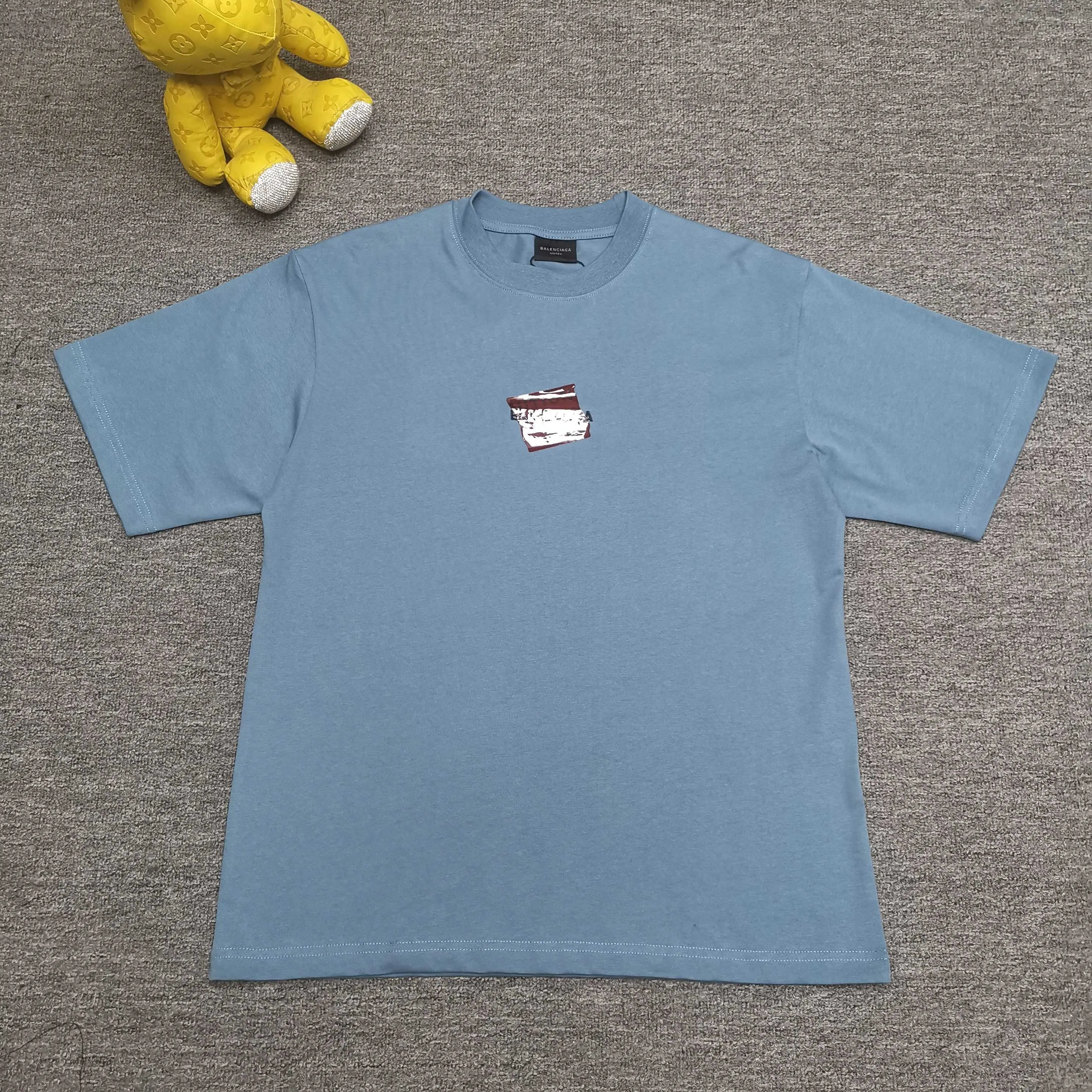 Top tested version ❤️BALENCI*GA/Paris #2025 new style, front and back letter LOGO embroidered tape taped short-sleeved T-shirt, full of design. Welcome to compare. The fabric is made of Paris ZP custom-woven and dyed cotton double yarn, with a weight of 260 grams. The cloth surface is clean. The cloth pattern is clear, soft and comfortable. The threads are dyed with no color difference. The classic letter LOGO is embroidered with imported Tajima embroidery machine. The tape is stamped with imported transparent glue. The effect is three-dimensional. Restore brick cabinets, adopt OS loose shoulder style. Same style for men and women. Color: black, sky blue, white. Size: XS S M L P280