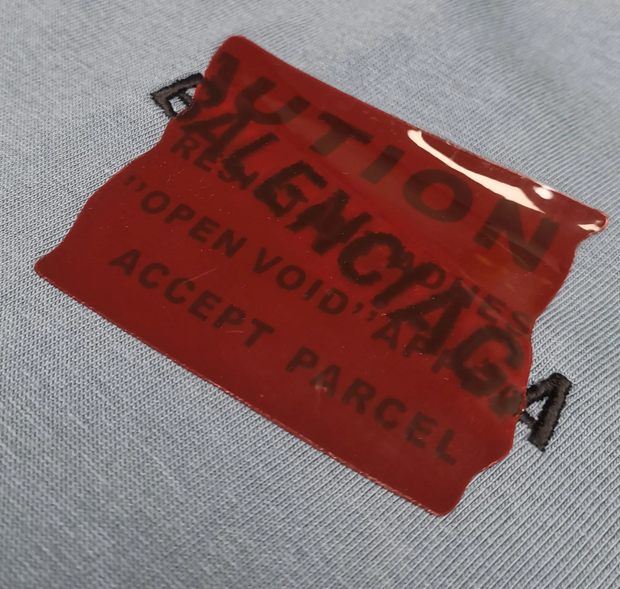 Top tested version ❤️BALENCI*GA/Paris #2025 new style, front and back letter LOGO embroidered tape taped short-sleeved T-shirt, full of design. Welcome to compare. The fabric is made of Paris ZP custom-woven and dyed cotton double yarn, with a weight of 260 grams. The cloth surface is clean. The cloth pattern is clear, soft and comfortable. The threads are dyed with no color difference. The classic letter LOGO is embroidered with imported Tajima embroidery machine. The tape is stamped with imported transparent glue. The effect is three-dimensional. Restore brick cabinets, adopt OS loose shoulder style. Same style for men and women. Color: black, sky blue, white. Size: XS S M L P280