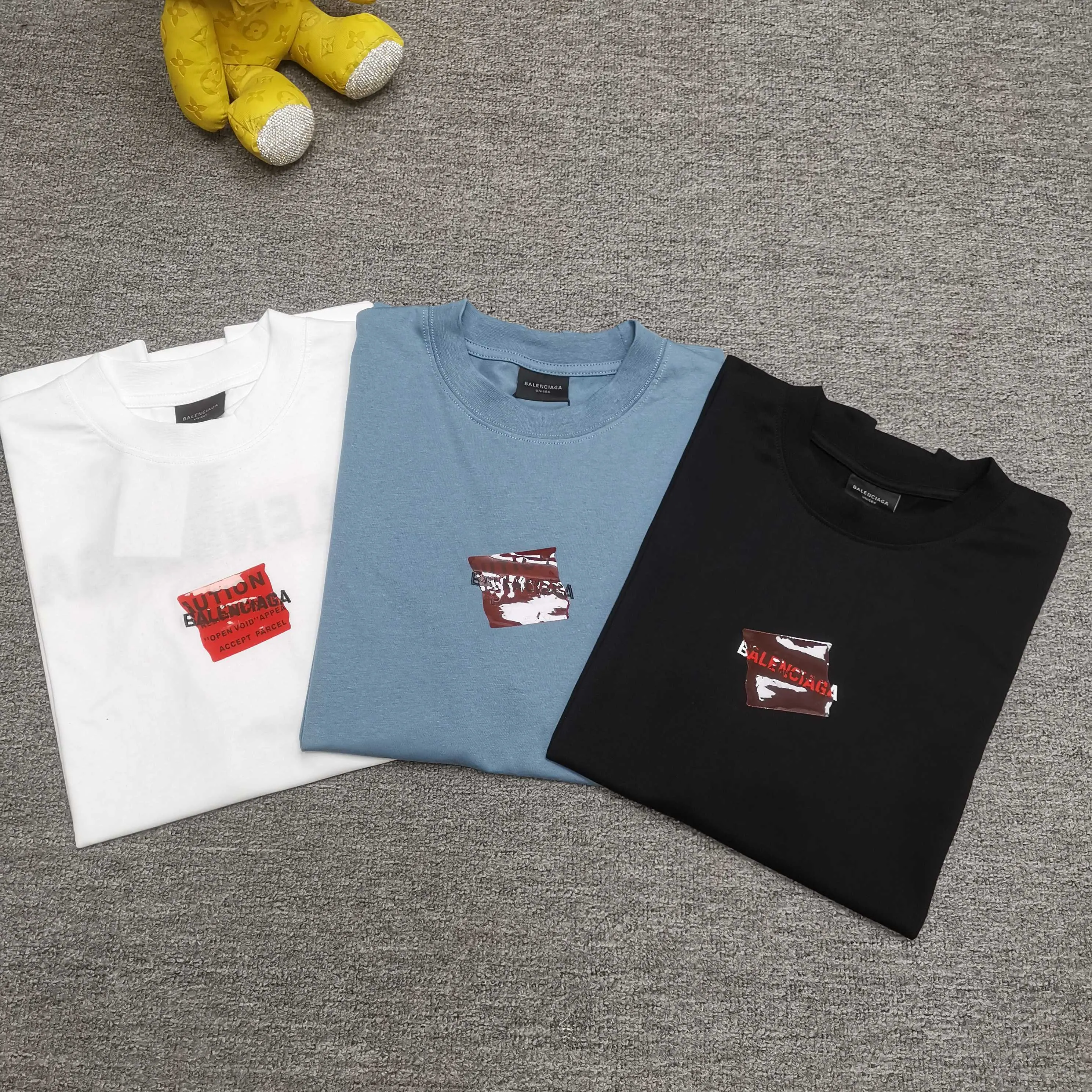 Top tested version ❤️BALENCI*GA/Paris #2025 new style, front and back letter LOGO embroidered tape taped short-sleeved T-shirt, full of design. Welcome to compare. The fabric is made of Paris ZP custom-woven and dyed cotton double yarn, with a weight of 260 grams. The cloth surface is clean. The cloth pattern is clear, soft and comfortable. The threads are dyed with no color difference. The classic letter LOGO is embroidered with imported Tajima embroidery machine. The tape is stamped with imported transparent glue. The effect is three-dimensional. Restore brick cabinets, adopt OS loose shoulder style. Same style for men and women. Color: black, sky blue, white. Size: XS S M L P280