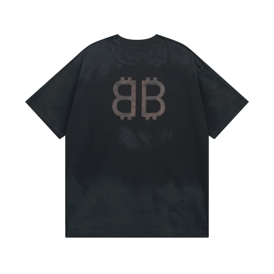 🅿️214 Actual pictures [Top version. Official website quality] BALENCI*GA/Paris. 25ss latest style front and rear direct spray printing, washed and worn, hand-painted splicing short-sleeved T-shirt. Develop genuine products in the first time. Notice! ️The new method of front and rear splicing is a huge difference in market currency. The brick cabinet is synchronized. The fabric is made of Paris ZP custom-woven and dyed cotton with double yarns and compact cotton. The weight is 260 grams. The cloth surface is clean. The cloth pattern is clear, soft and comfortable, and the threads are dyed with no color difference. The classic patterns on the front and back are directly printed using environmentally friendly imported materials, with a three-dimensional effect. Ready-to-wear, washed, distressed and hand-painted. Restored brick cabinets. Extra heavy craftsmanship. The version adopts OS loose shoulder design. The same style for men and women. Code: BL253635 Color: Black Size: XS S M L