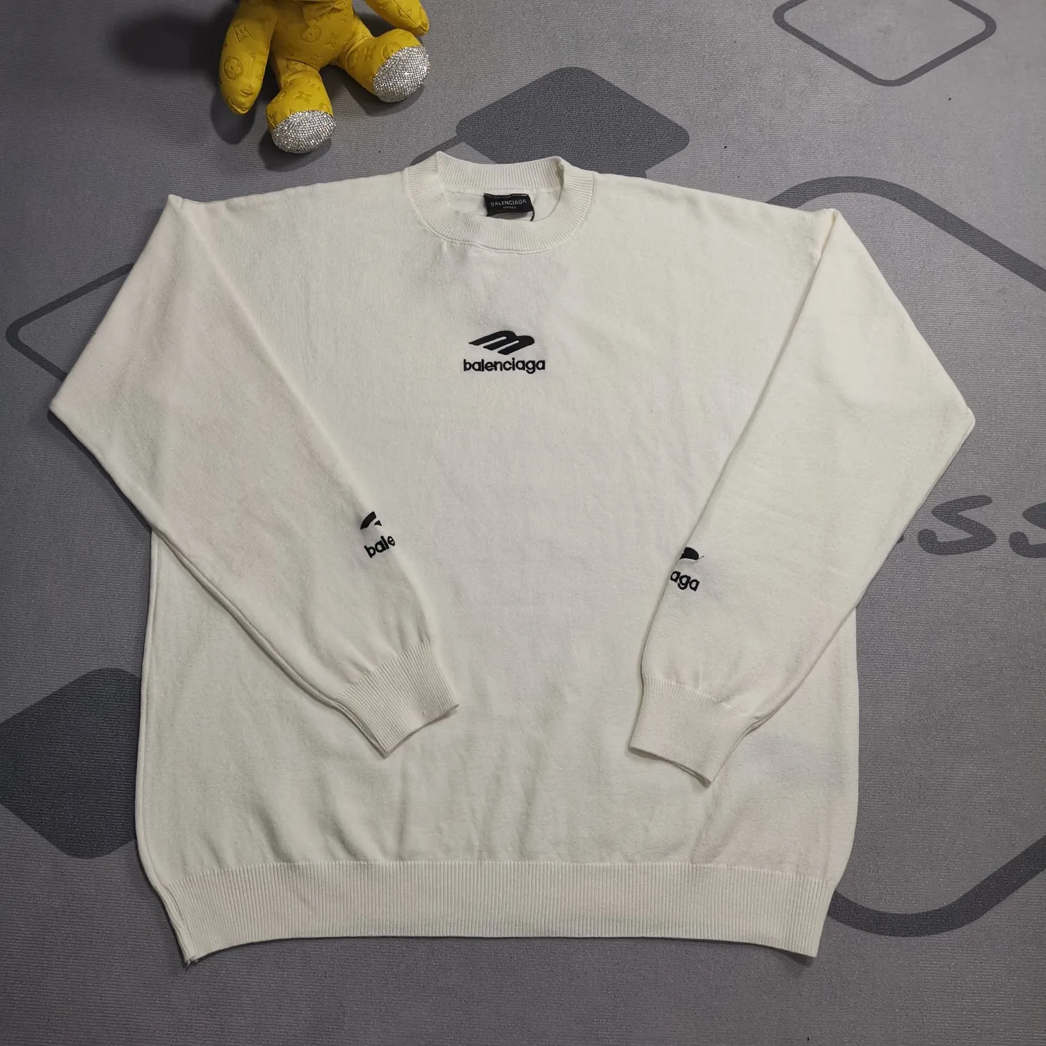 Top version Balenciaga FW24 SKIWEAR series LOGO embroidered round neck pullover long-sleeved sweater, loose fit, same style for men and women. The god of simplicity in Paris, a volume sought after by many stars. Lisa’s favorite basic short-sleeved Paris style, which has a very high appearance rate. Wear alone, paired with jeans, shorts, and sweatpants, it's a versatile style. Xiaohongshu, a hot item on INS, a must-have for Paris fans.  Using Tajima embroidery technology imported from Japan, the printing looks very three-dimensional and full, with no threads. Regardless of the size, the front and back letters can be expressed perfectly! The fabric is made of 460g pure cotton combed terry fabric!  A complete set of customized tags, collar tags, washed, plastic bags, and most importantly, a complete set of bags, tag codes, and codes are all authentic.  Color: Black White Size: SML P:370