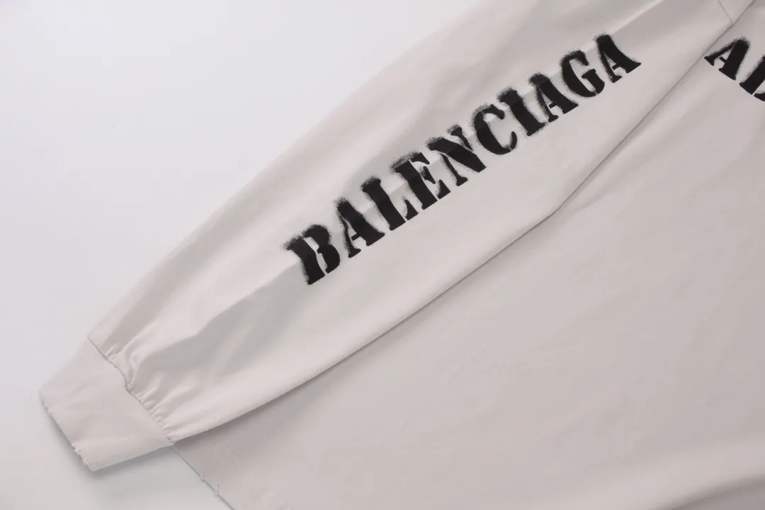 🅿️250 BALENCI*GA Paris blurred letter logo printed distressed long sleeves. The fabric is made of Paris custom-woven and dyed double-yarn pure cotton. The weight is 280g. The thread is custom-woven and dyed without color difference before and after. The printing uses environmentally friendly imported material printing dot direct injection technology. Two high-temperature setting washes. os dropped shoulders and loose version. Same style for men and women -Color: black, off-white -SIZE: XS S M L Style No. 8605#