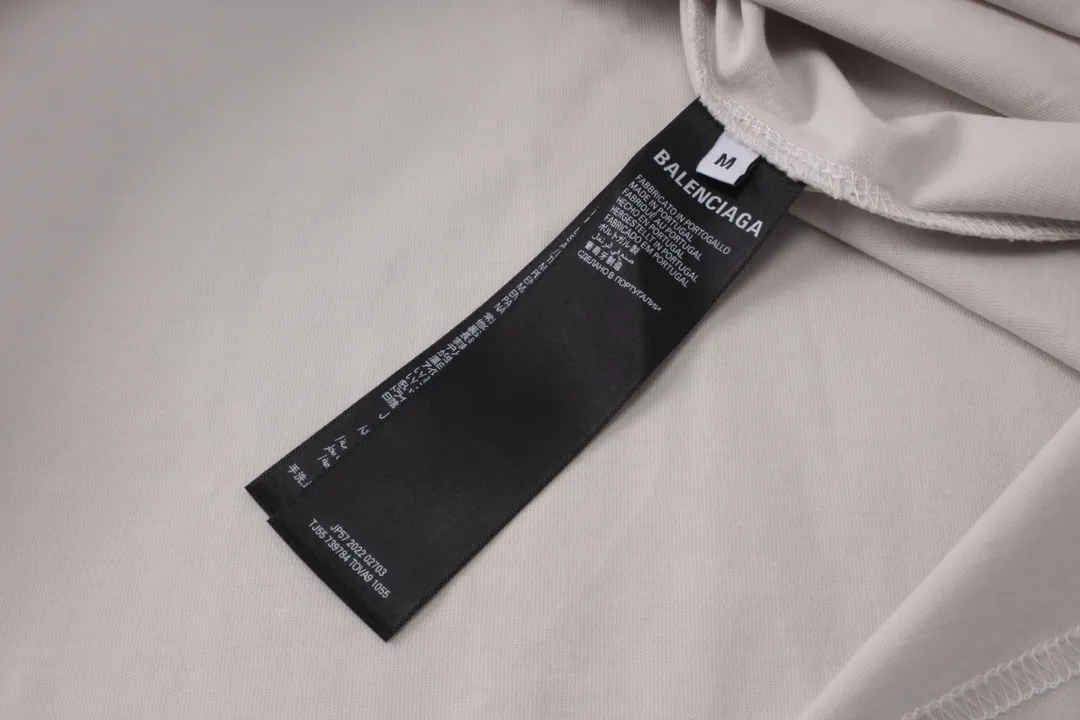 🅿️250 BALENCI*GA Paris blurred letter logo printed distressed long sleeves. The fabric is made of Paris custom-woven and dyed double-yarn pure cotton. The weight is 280g. The thread is custom-woven and dyed without color difference before and after. The printing uses environmentally friendly imported material printing dot direct injection technology. Two high-temperature setting washes. os dropped shoulders and loose version. Same style for men and women -Color: black, off-white -SIZE: XS S M L Style No. 8605#